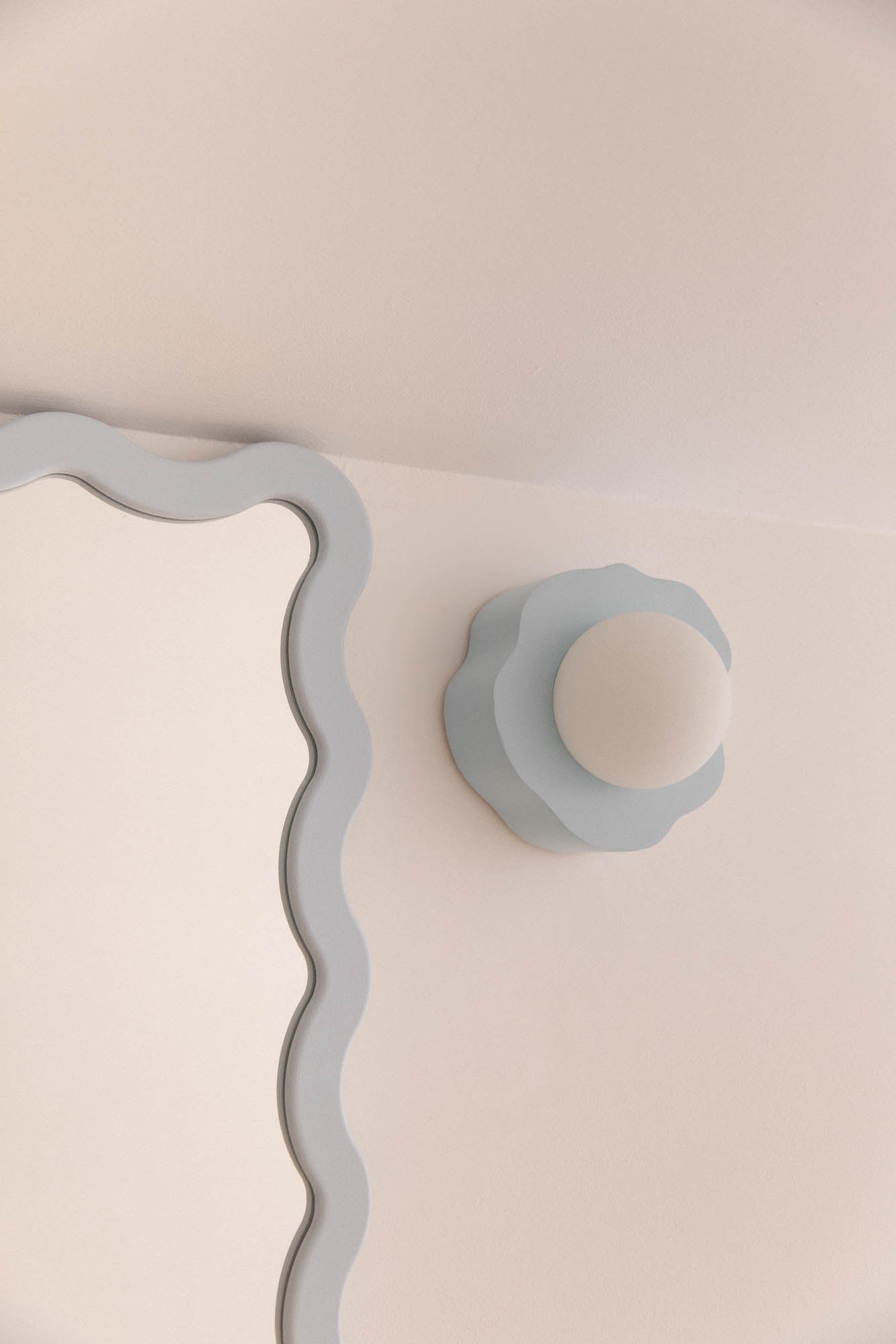 VOLUBILIS colored wall light