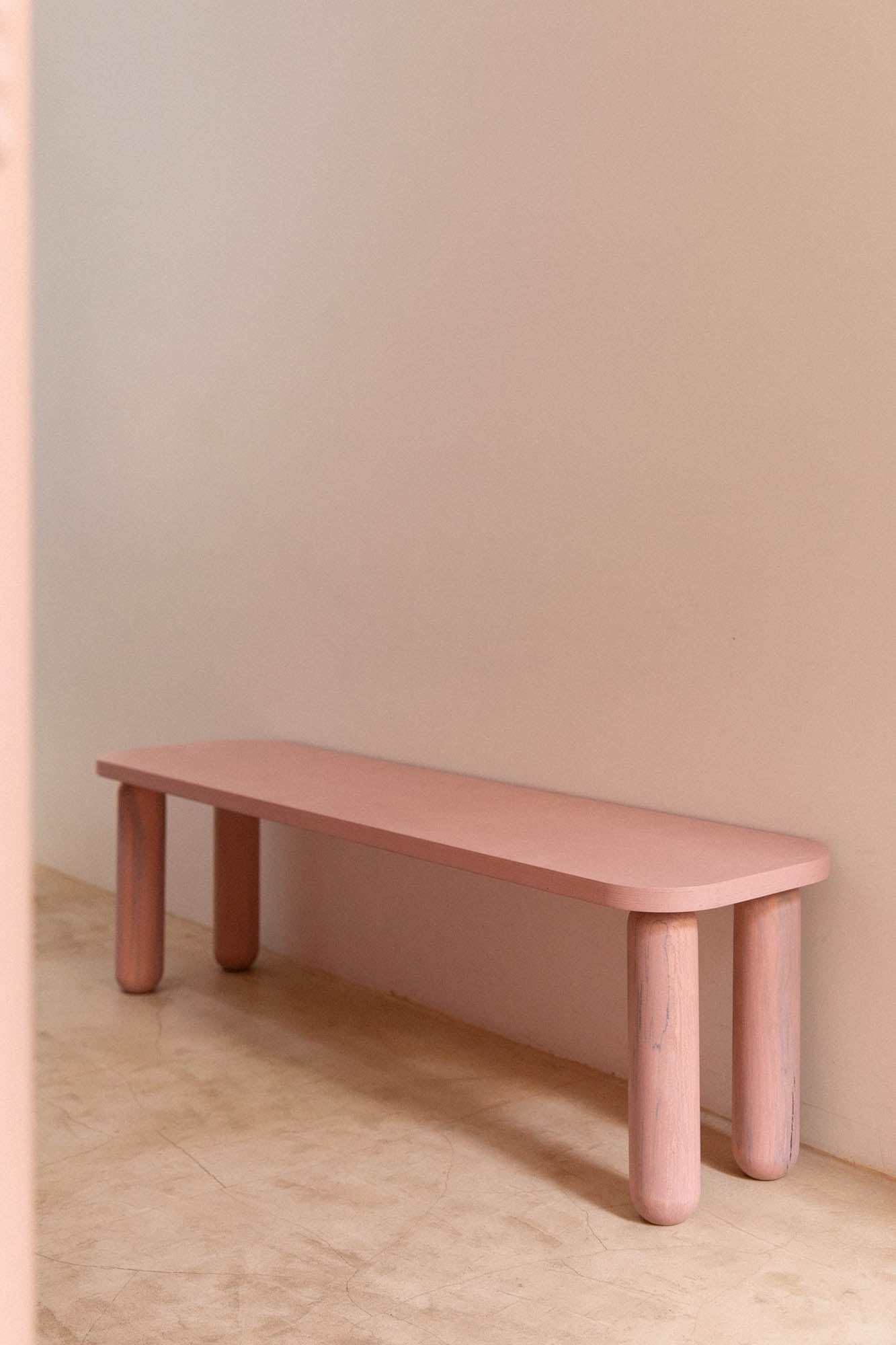 Banc rectangulaire en bois finition colorée minimaliste