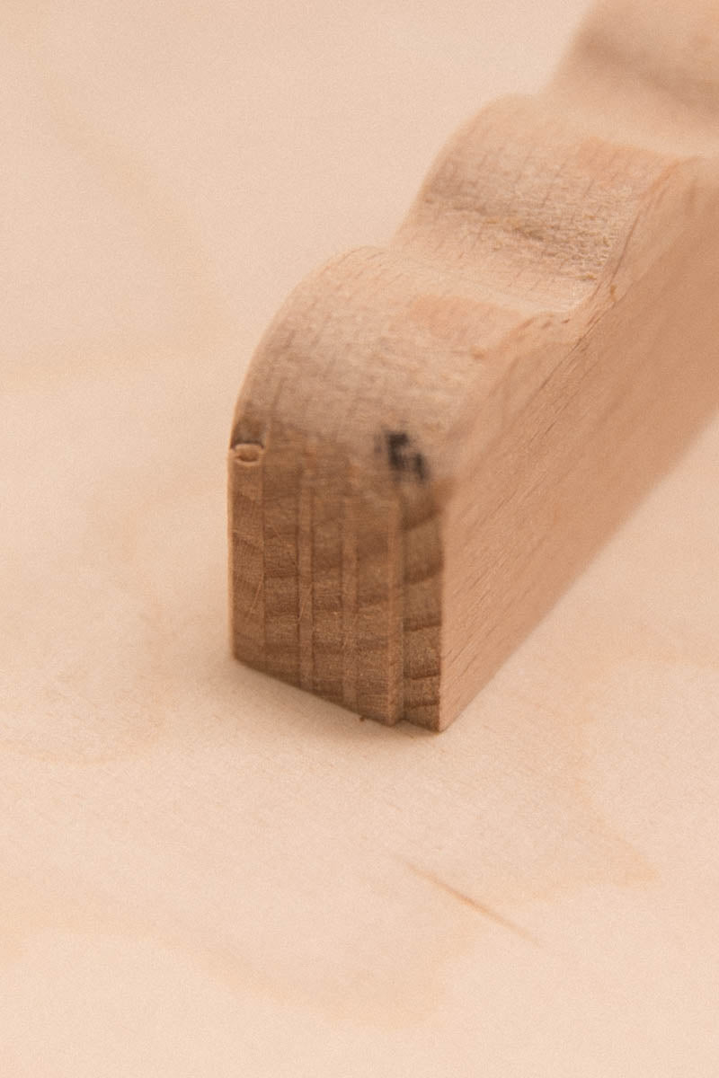 Bouton de meuble ondulé en hêtre imparfait