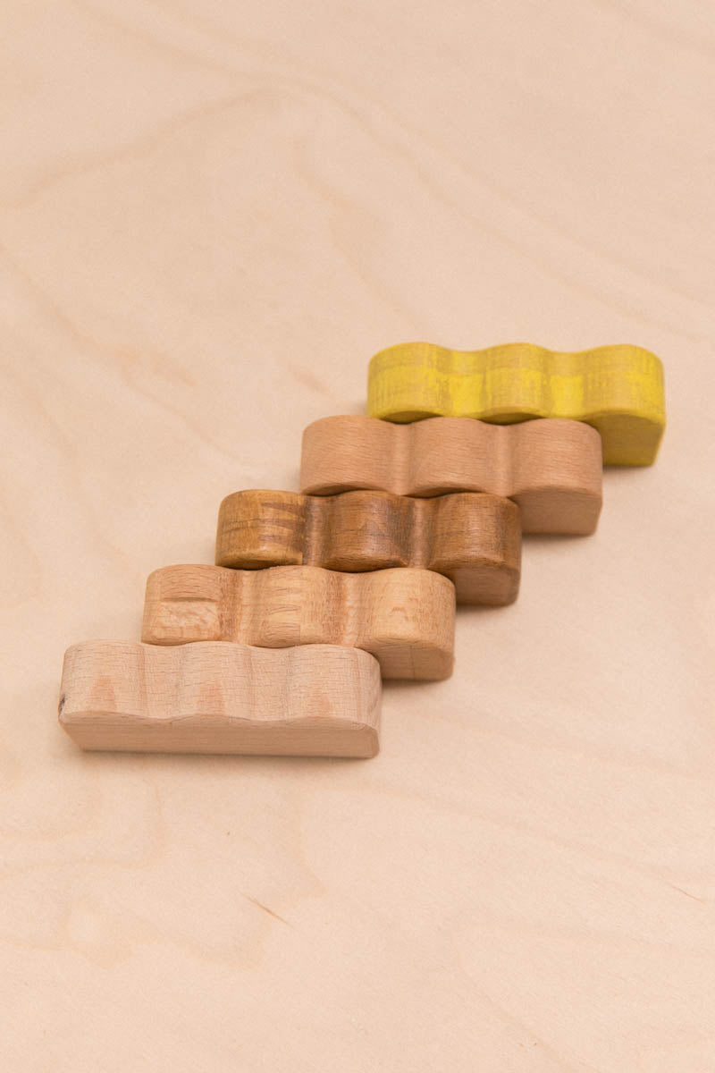 Bouton de meuble ondulé en hêtre imparfait