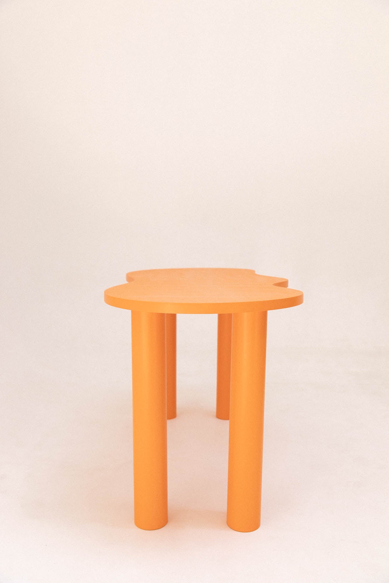 Petite table à manger HARICOT colorée