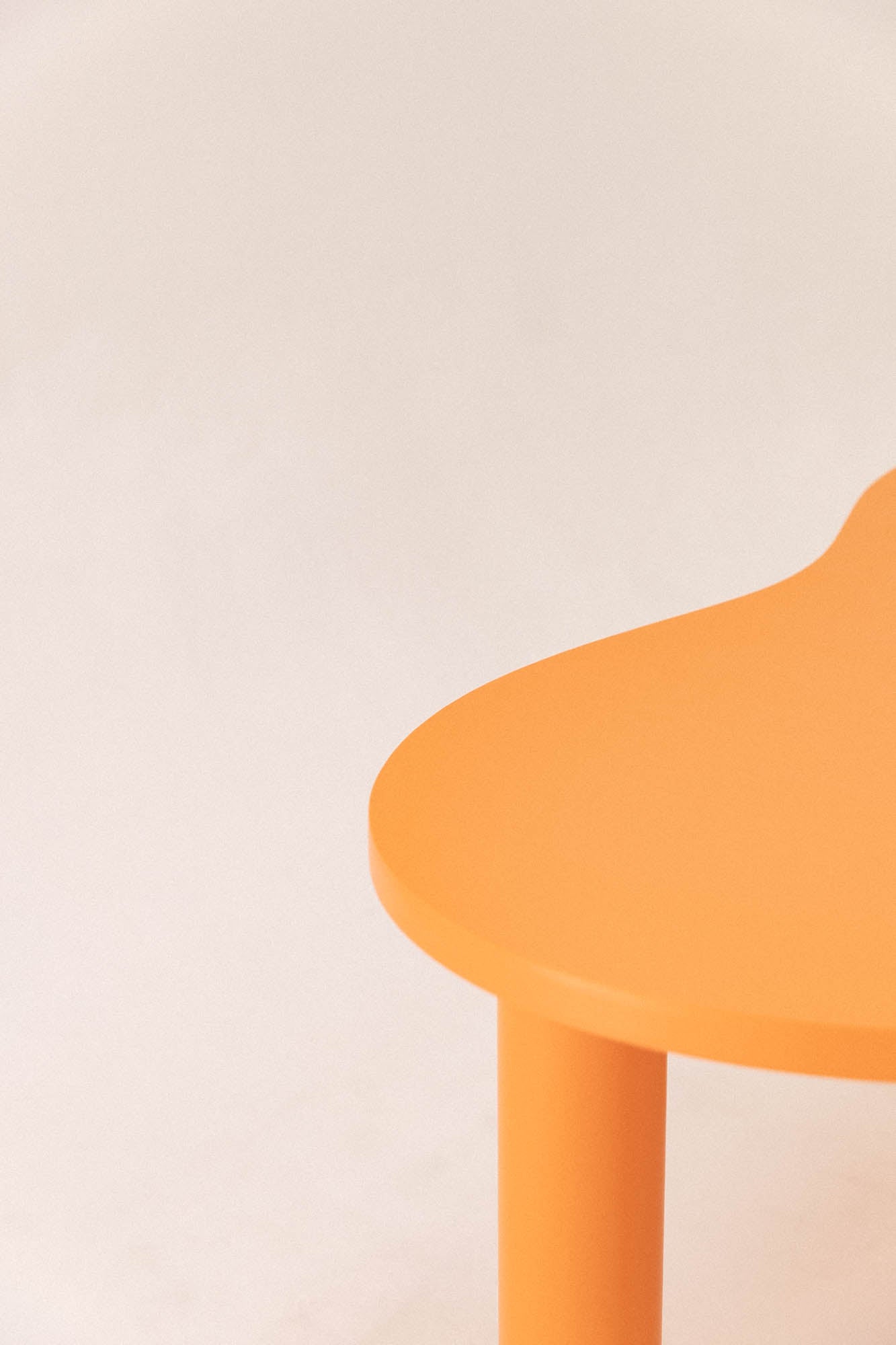 Petite table à manger HARICOT colorée