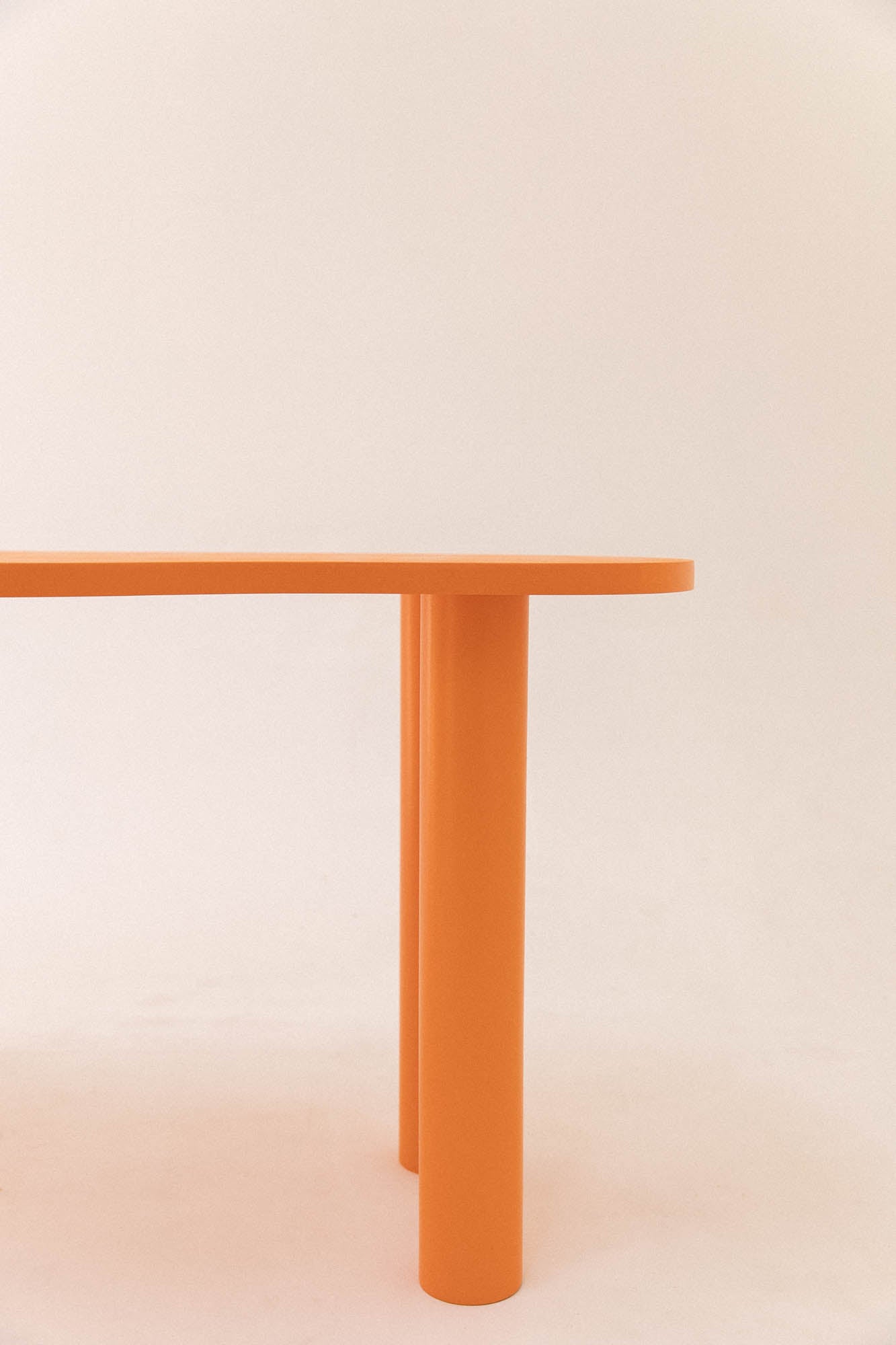 Petite table à manger HARICOT colorée