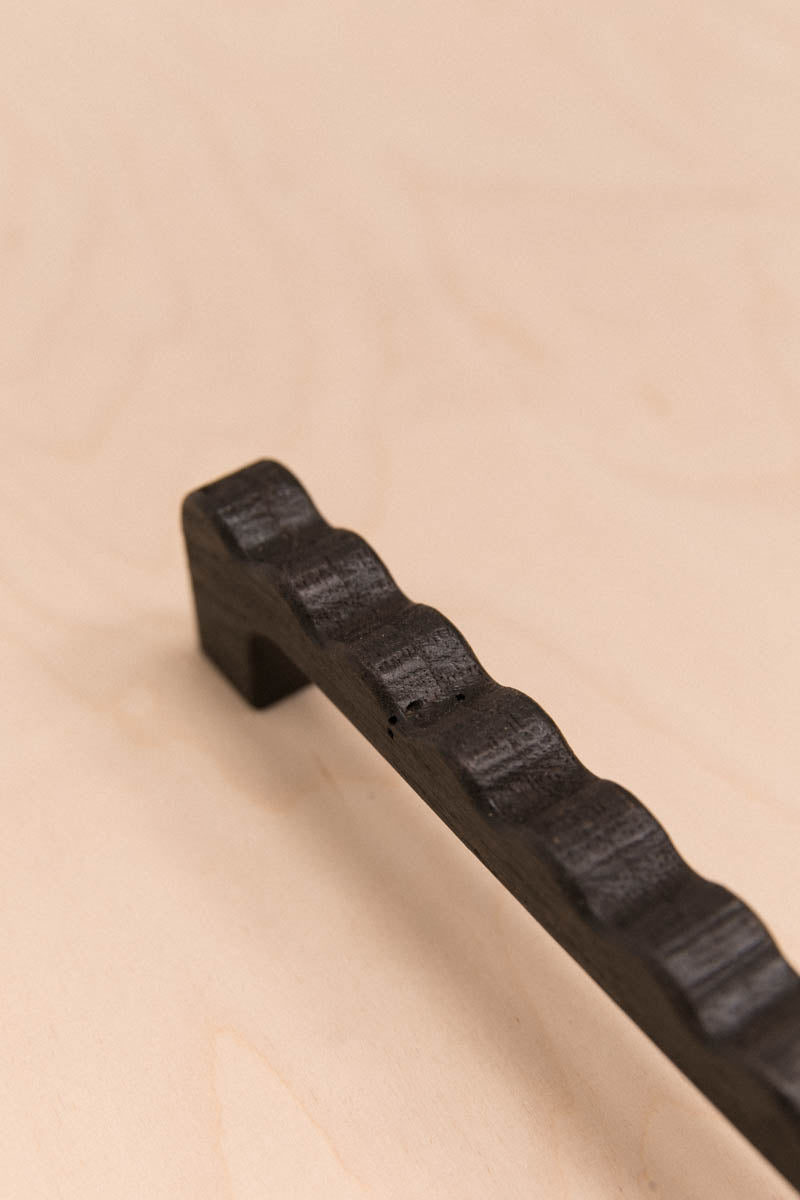 Grande poignée ondulée en chêne imparfaite