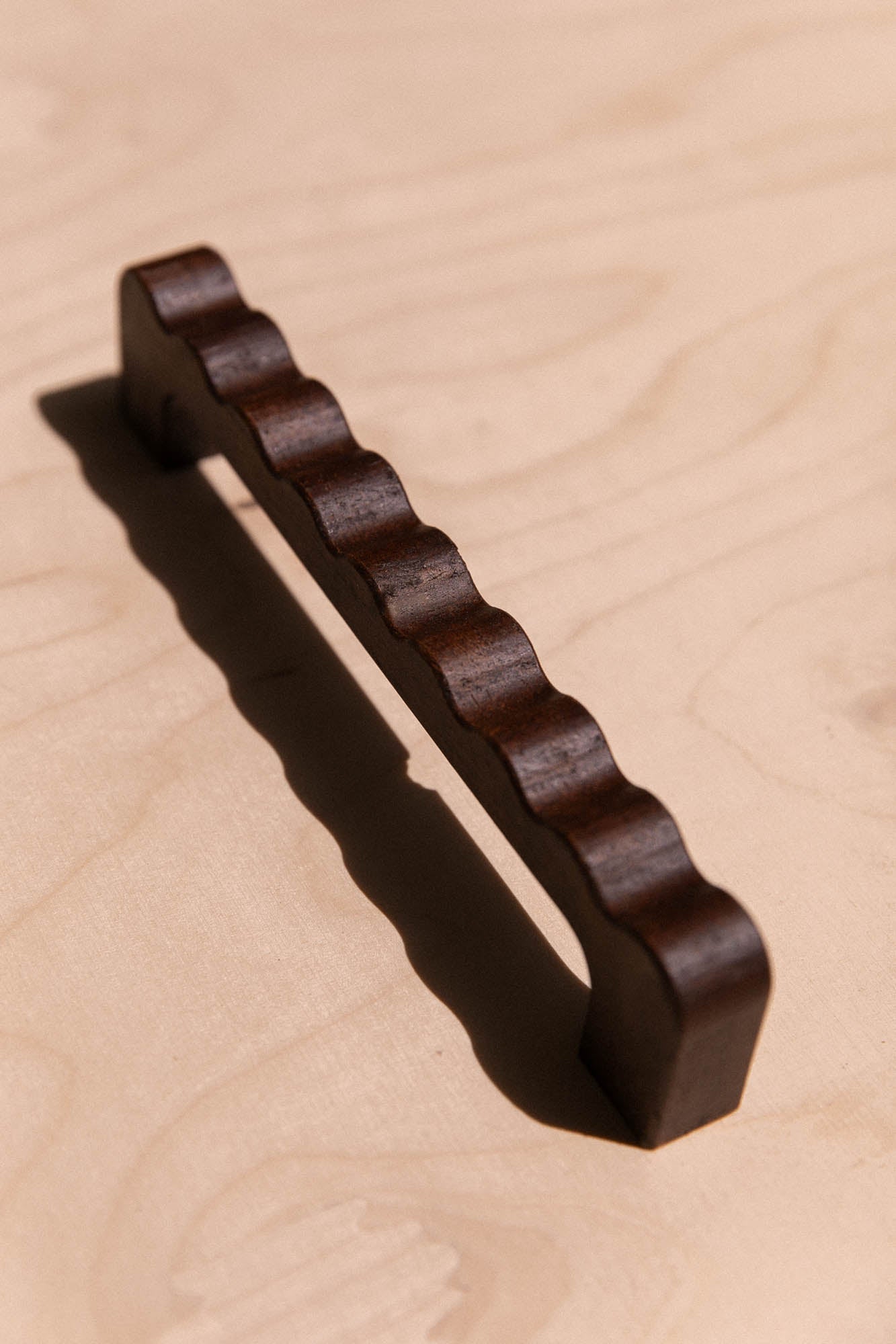 Grande poignée ondulée en chêne