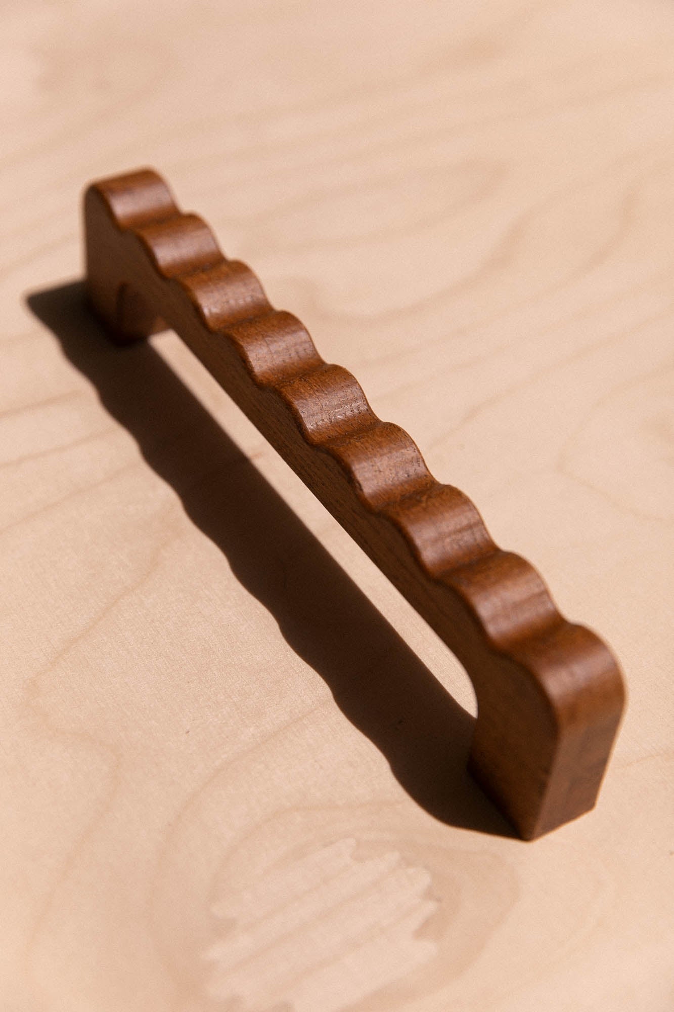 Grande poignée ondulée en chêne