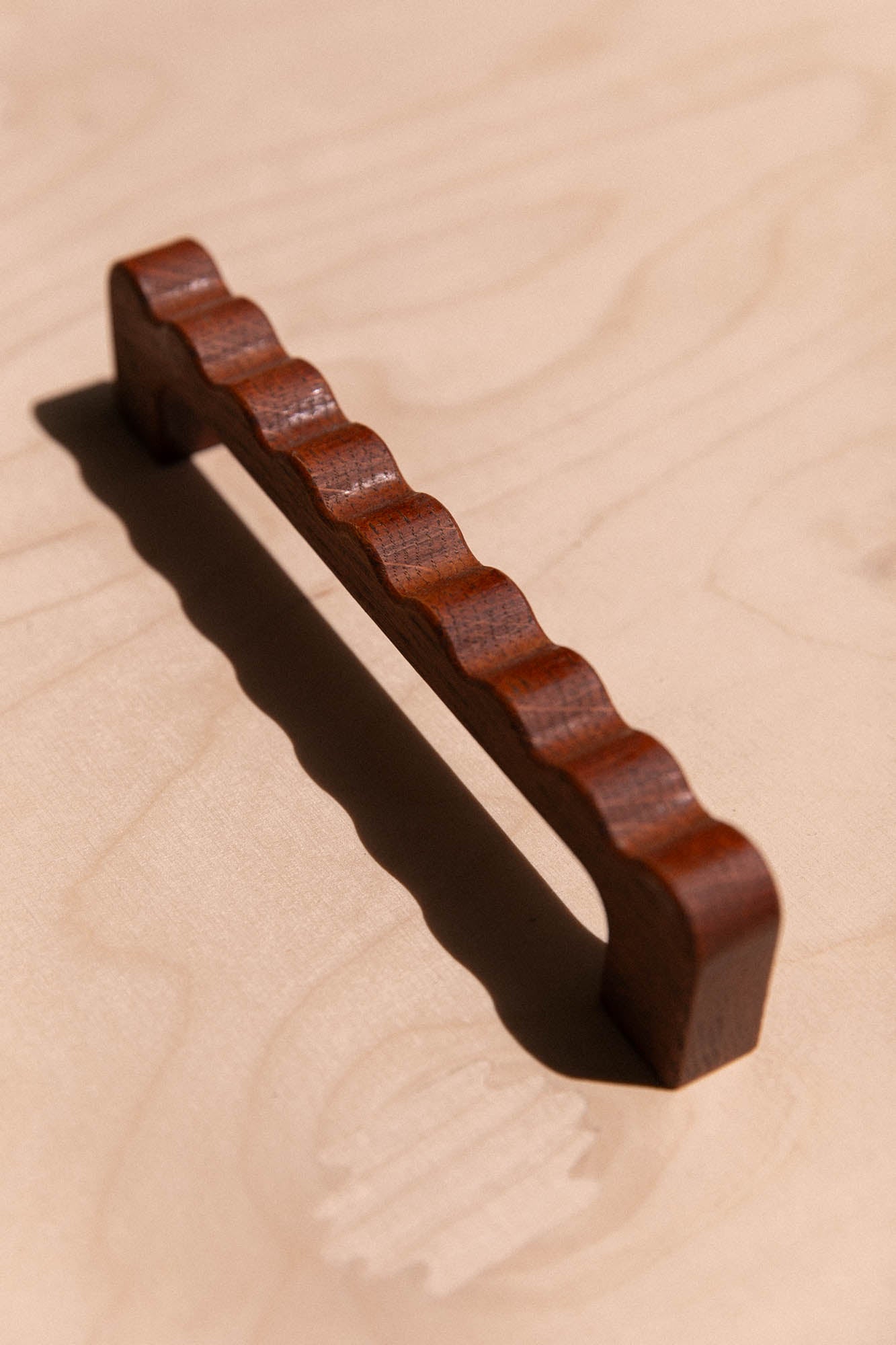 Grande poignée ondulée en chêne