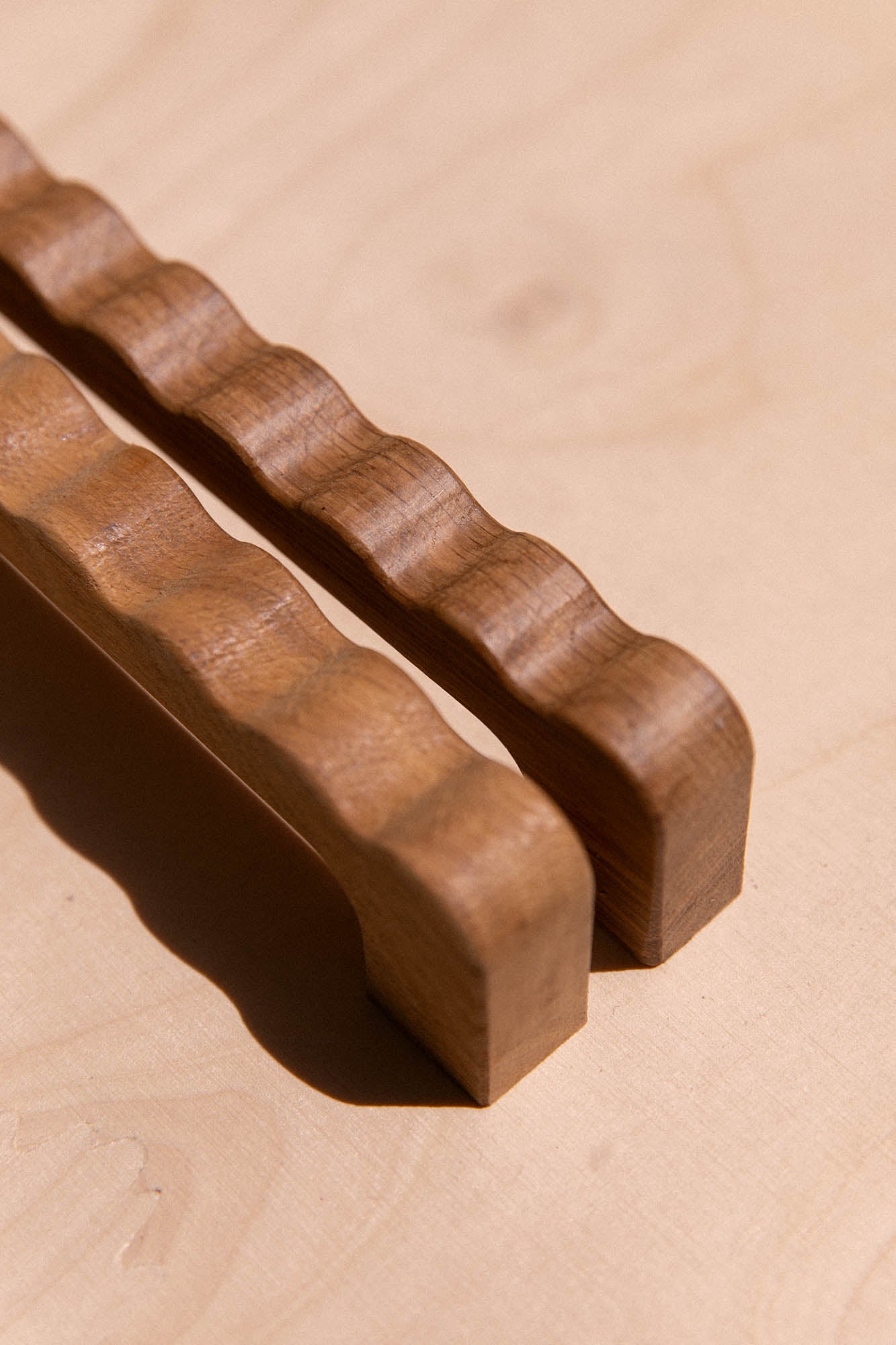Grande poignée ondulée en chêne