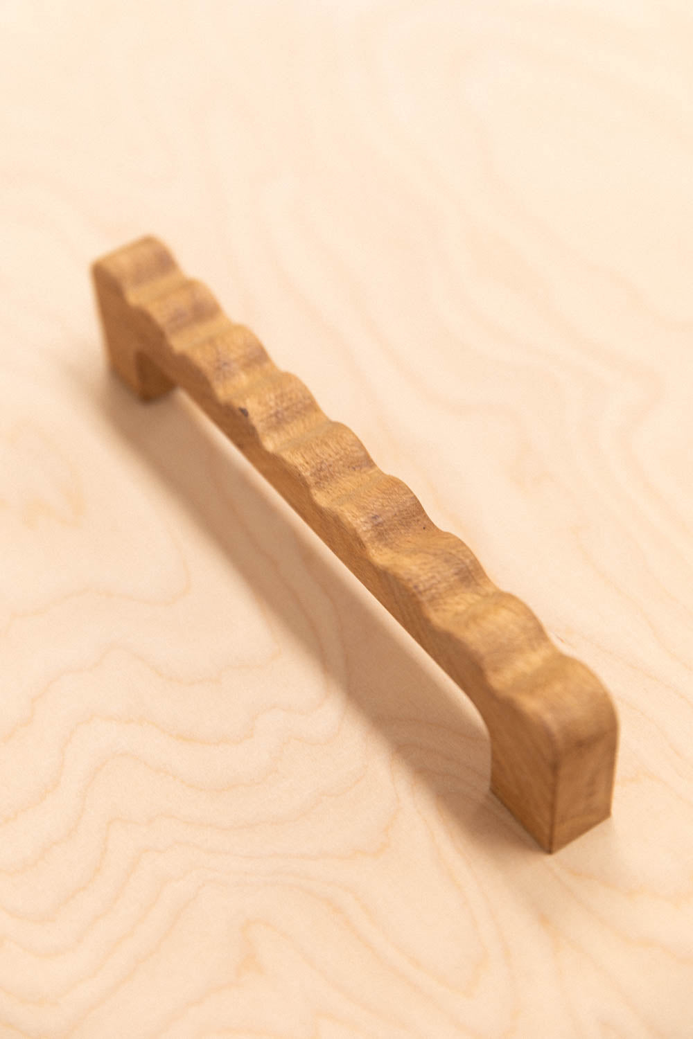 Grande poignée ondulée en chêne