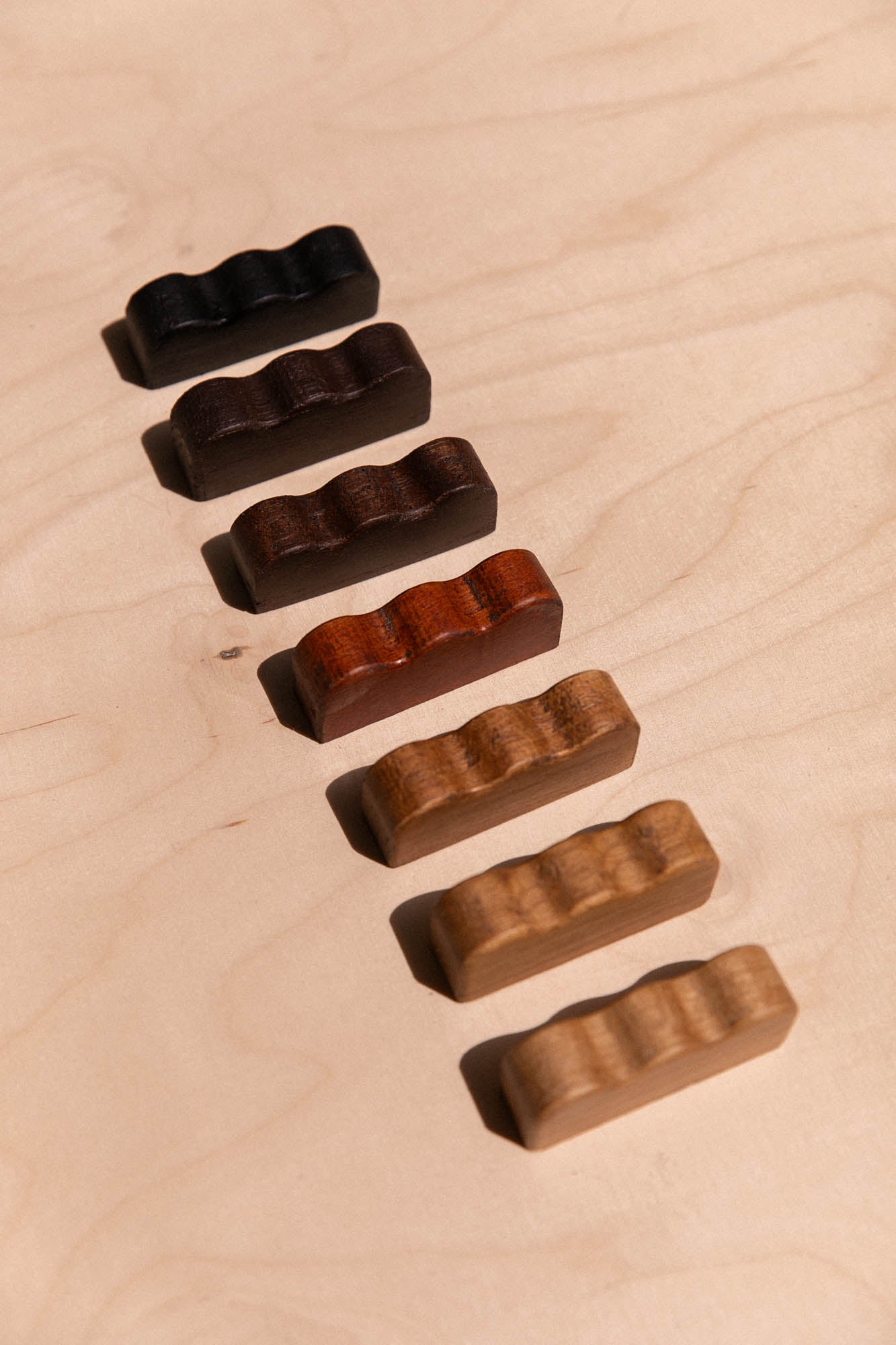 Bouton de meuble ondulé en chêne