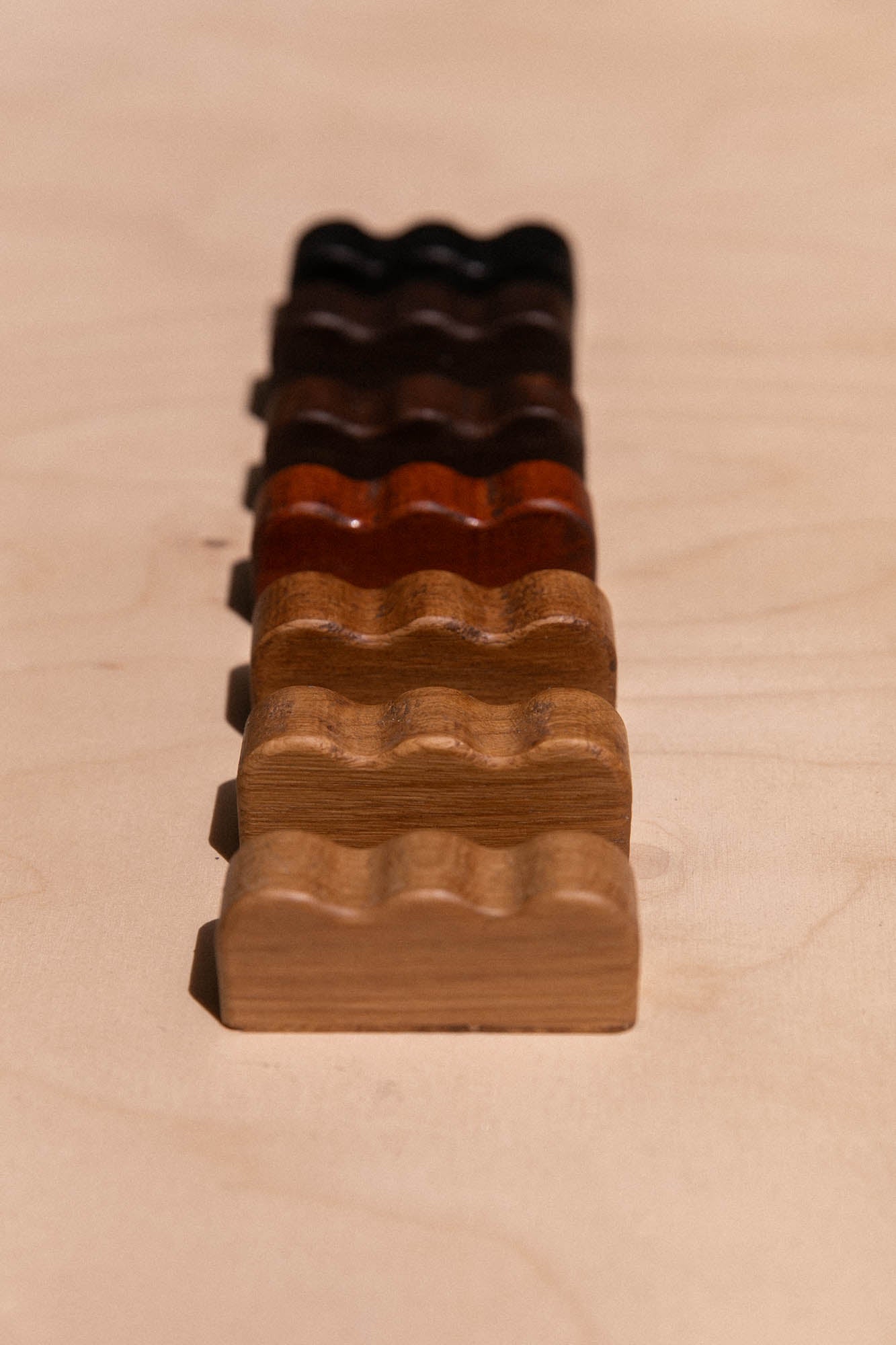 Bouton de meuble ondulé en chêne