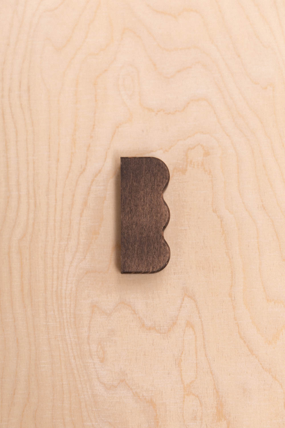 Bouton de meuble ondulations sur le côté en chêne