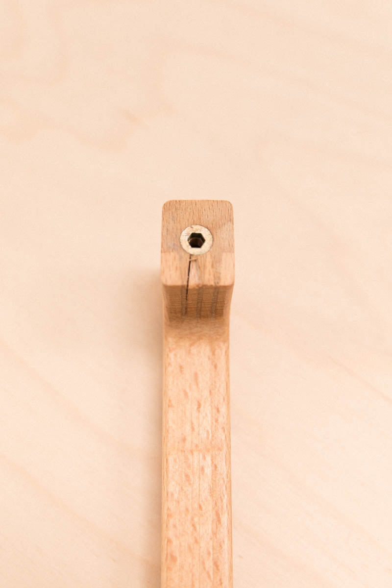 Poignée ondulée en hêtre imparfaite