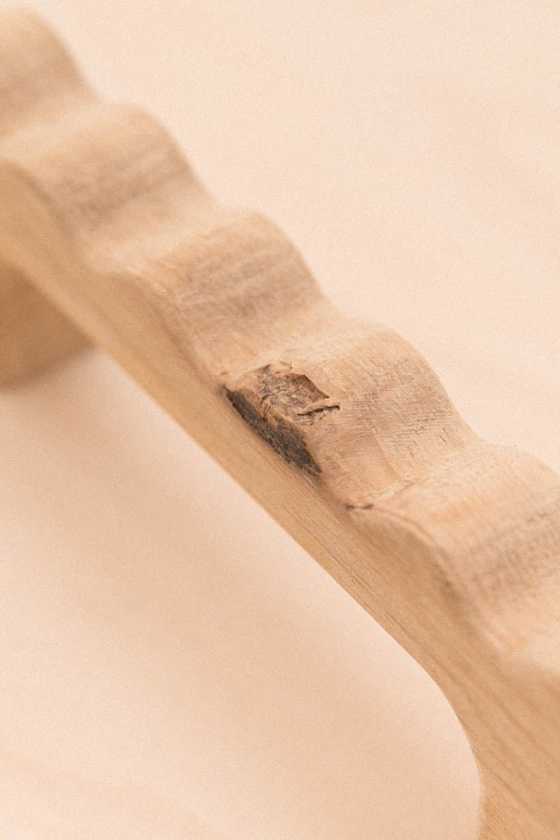 Poignée ondulée en chêne imparfaite