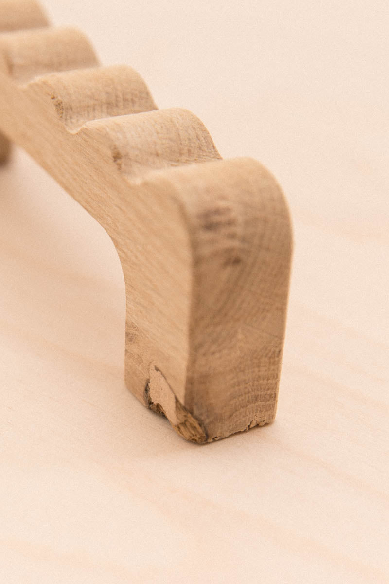 Poignée ondulée en chêne imparfaite