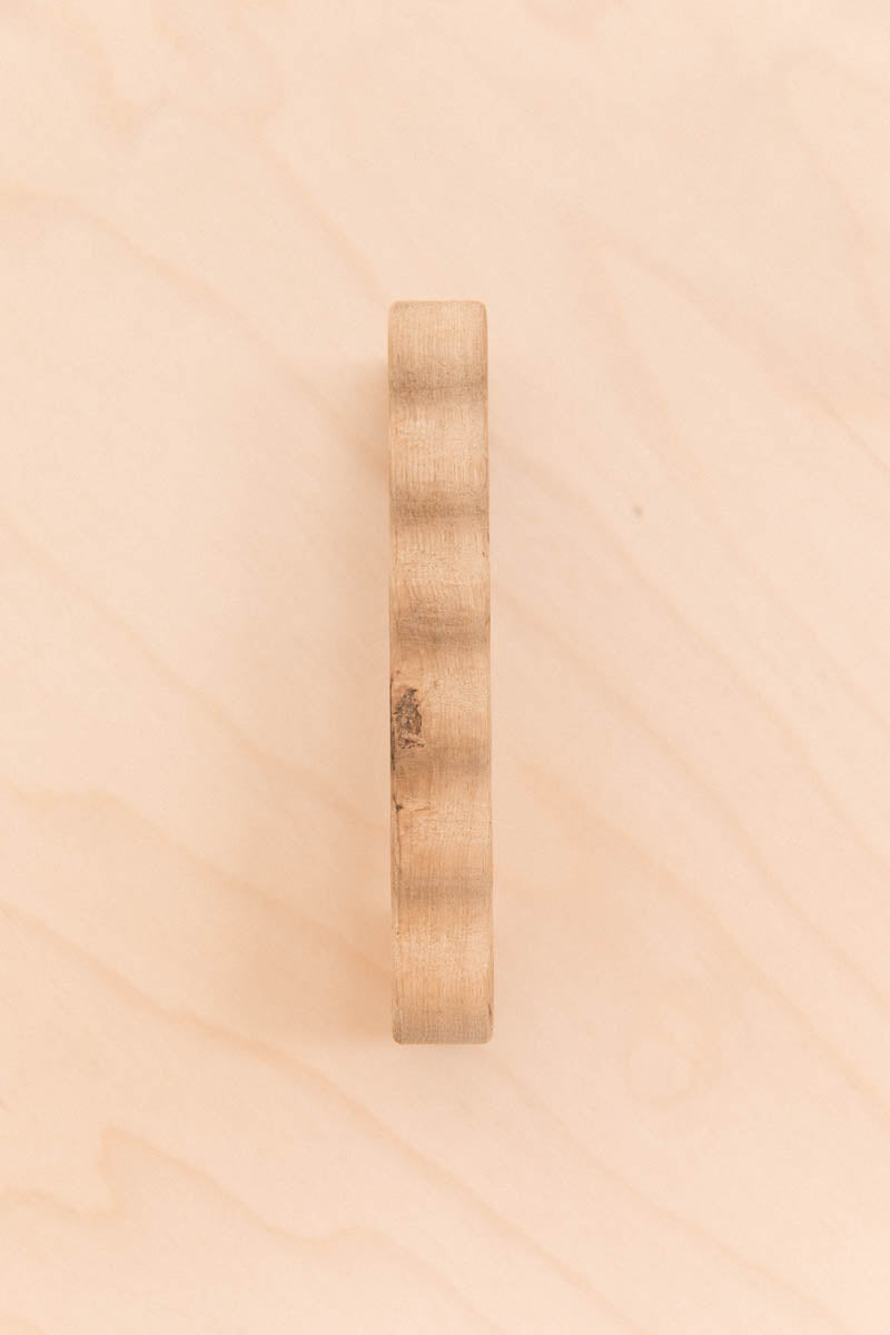 Poignée ondulée en chêne imparfaite