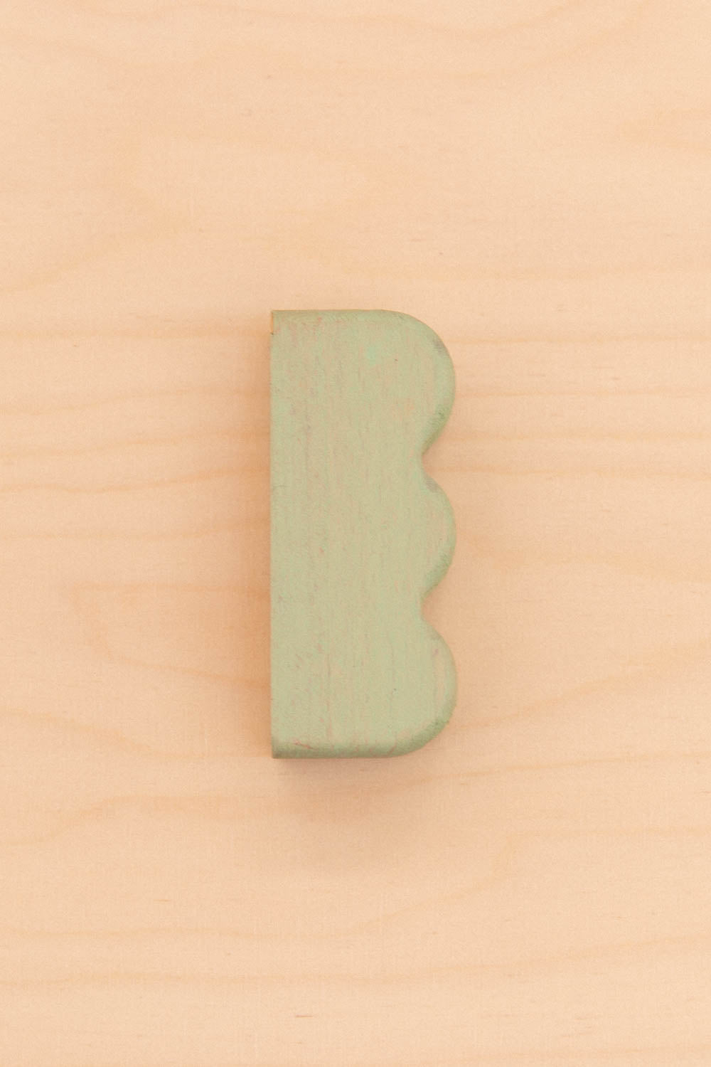 Bouton de meuble ondulations sur le côté en chêne