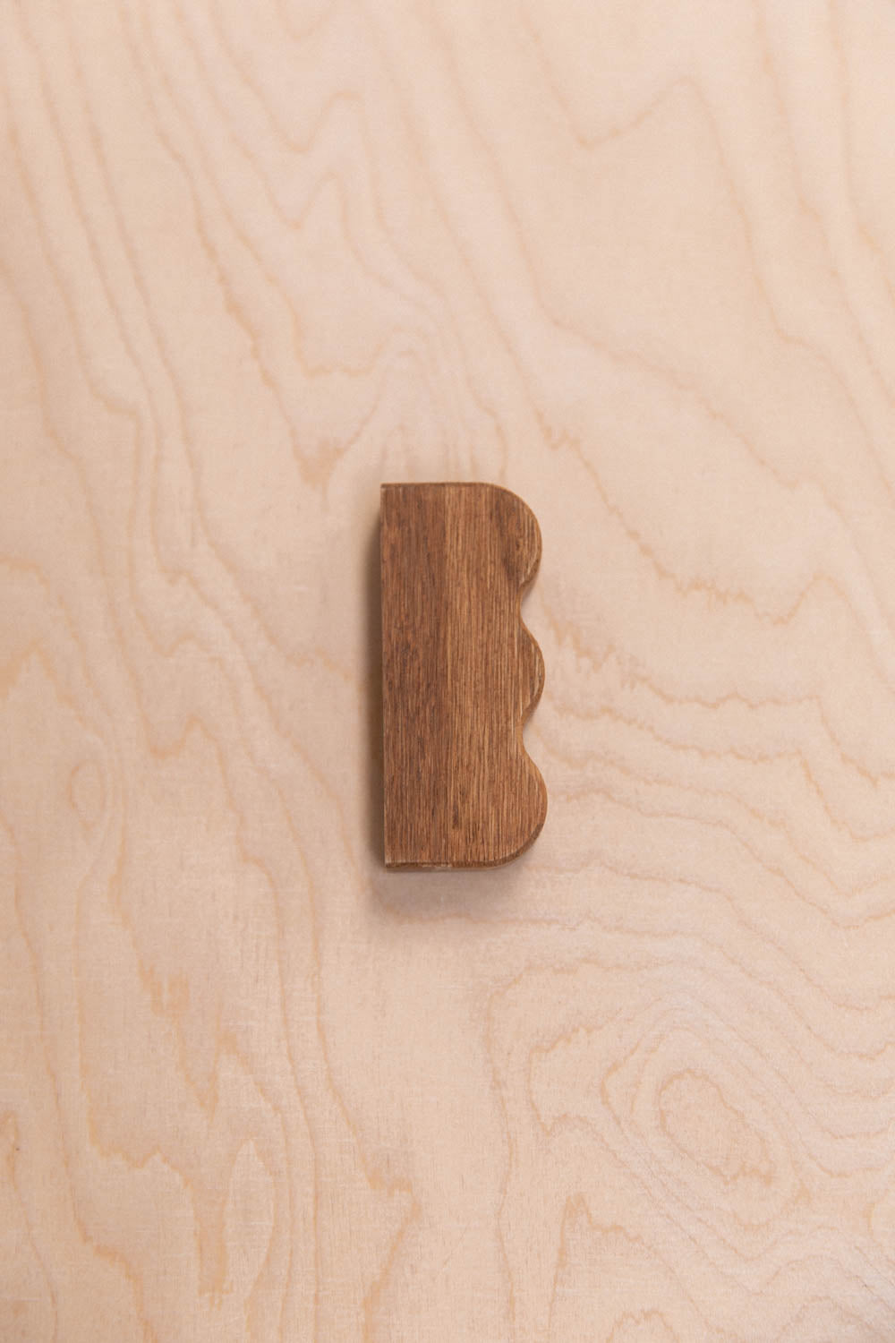 Bouton de meuble ondulations sur le côté en chêne