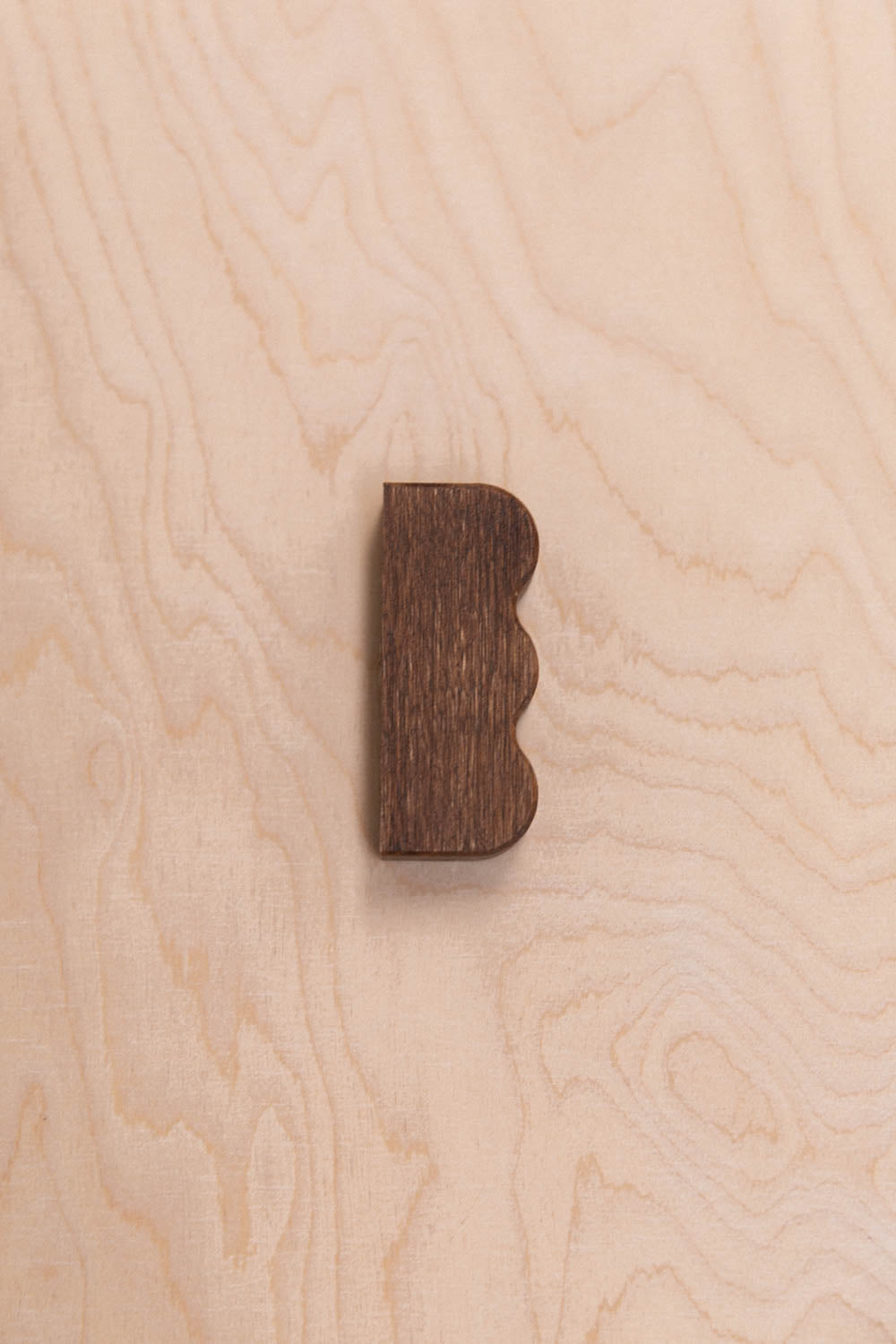 Bouton de meuble ondulations sur le côté en chêne