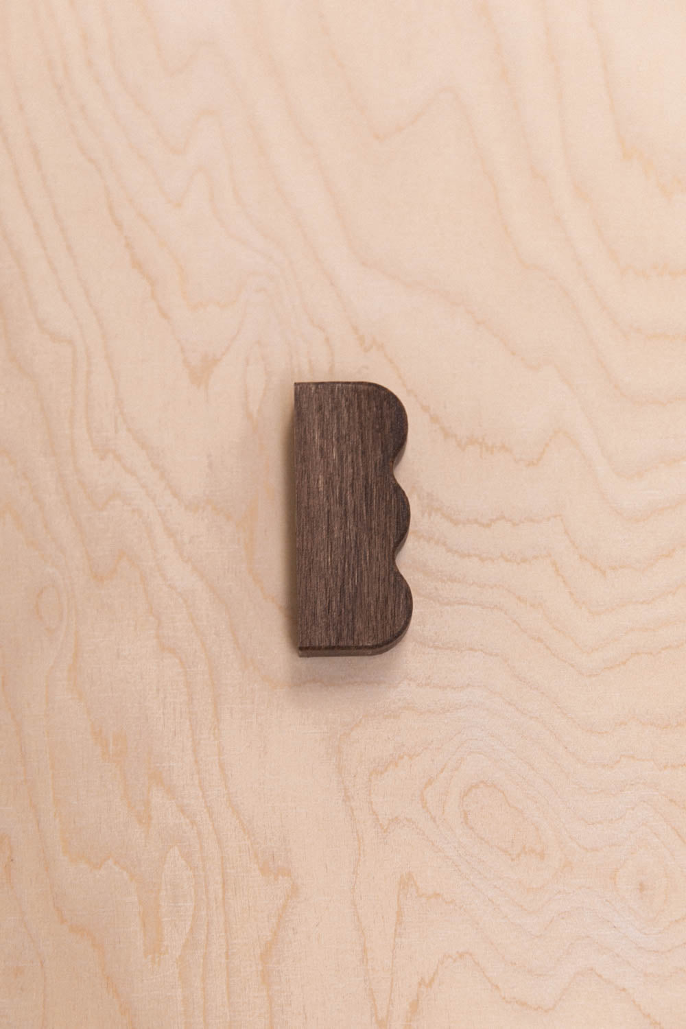 Bouton de meuble ondulations sur le côté en chêne