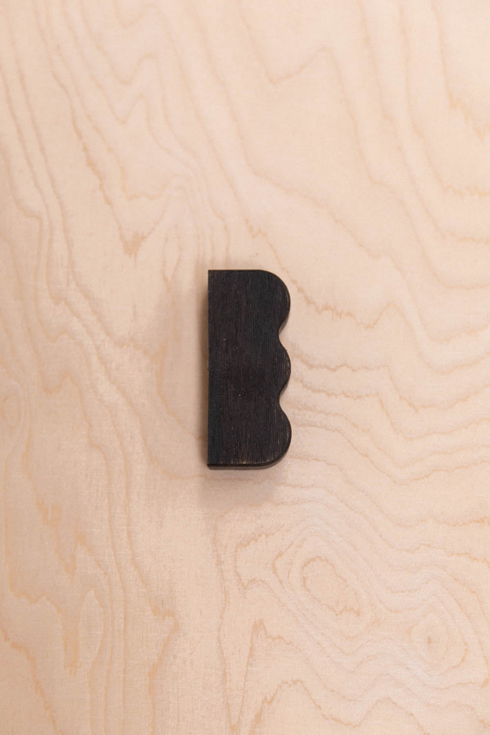 Bouton de meuble ondulations sur le côté en chêne