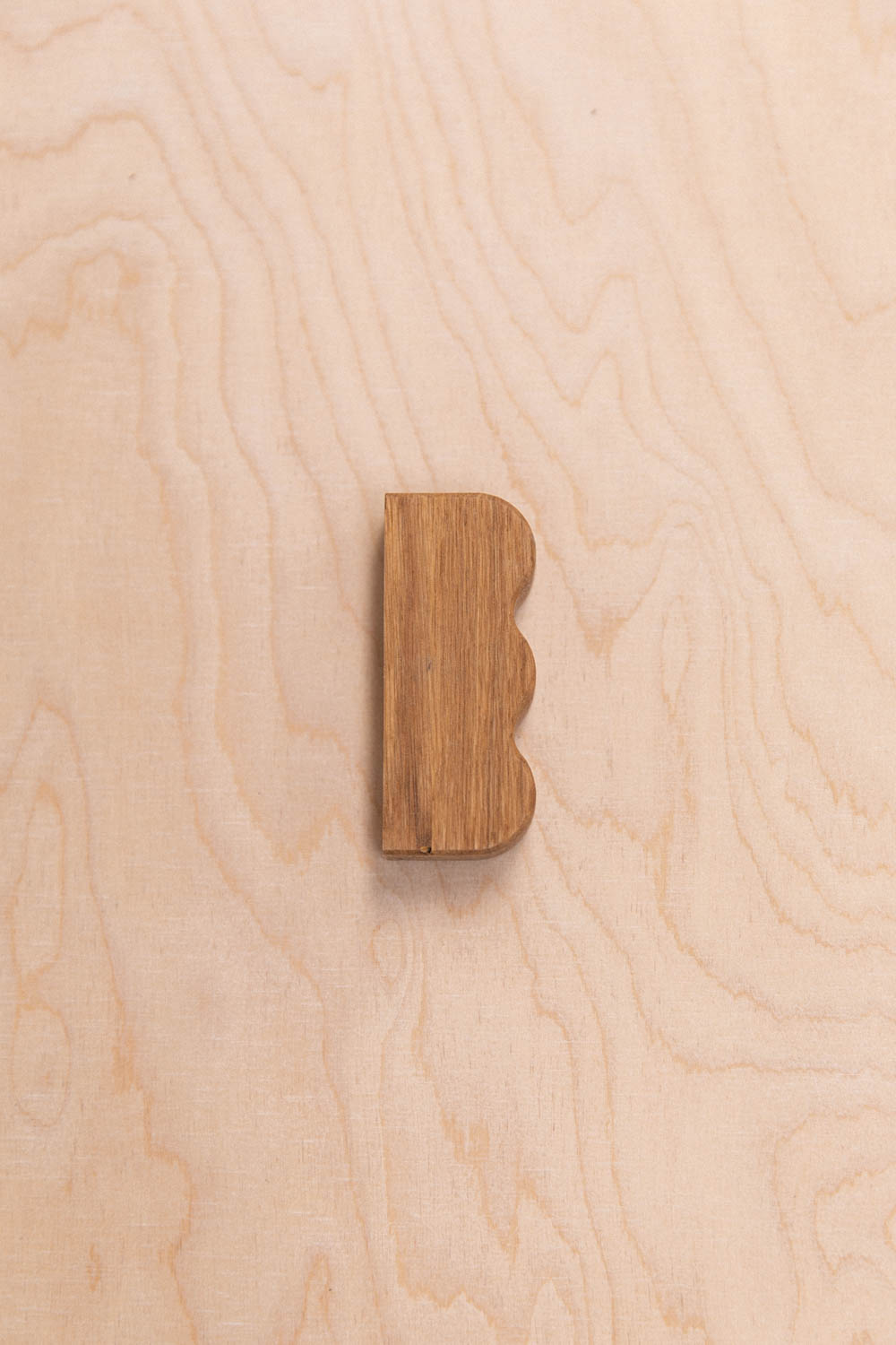 Bouton de meuble ondulations sur le côté en chêne