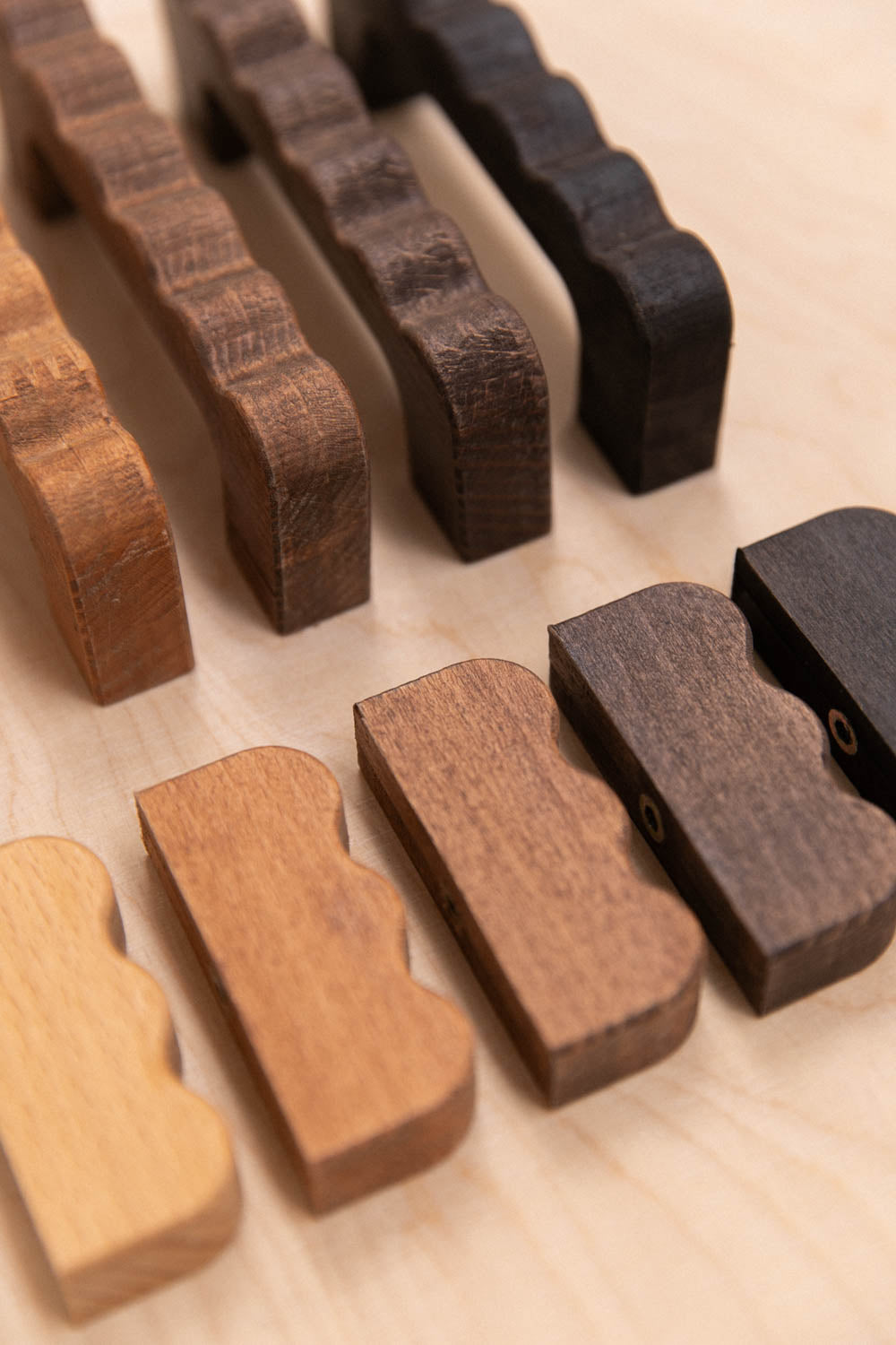 Bouton de meuble ondulé en hêtre