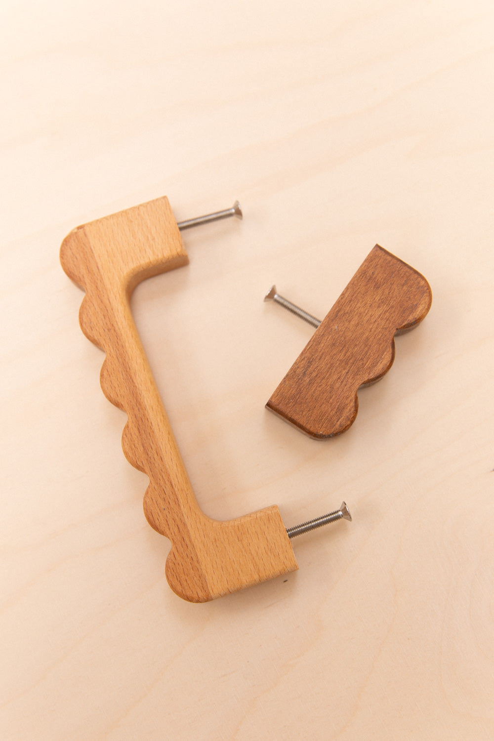 Bouton de meuble ondulé en hêtre