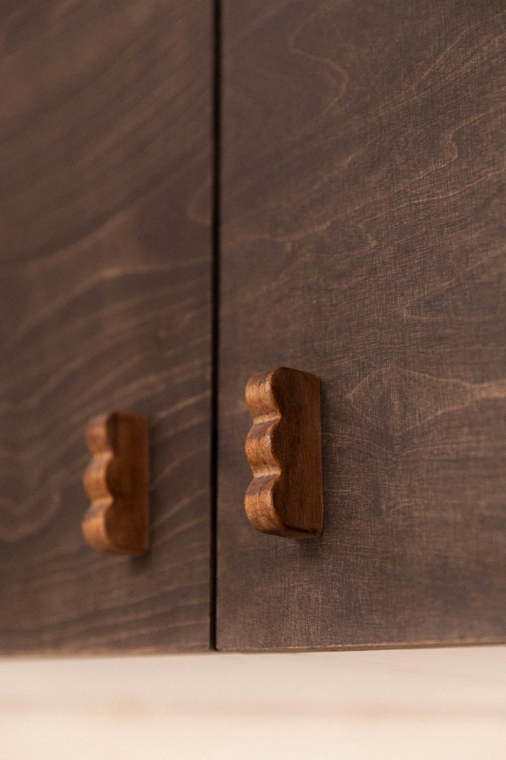 Bouton de meuble ondulé en hêtre