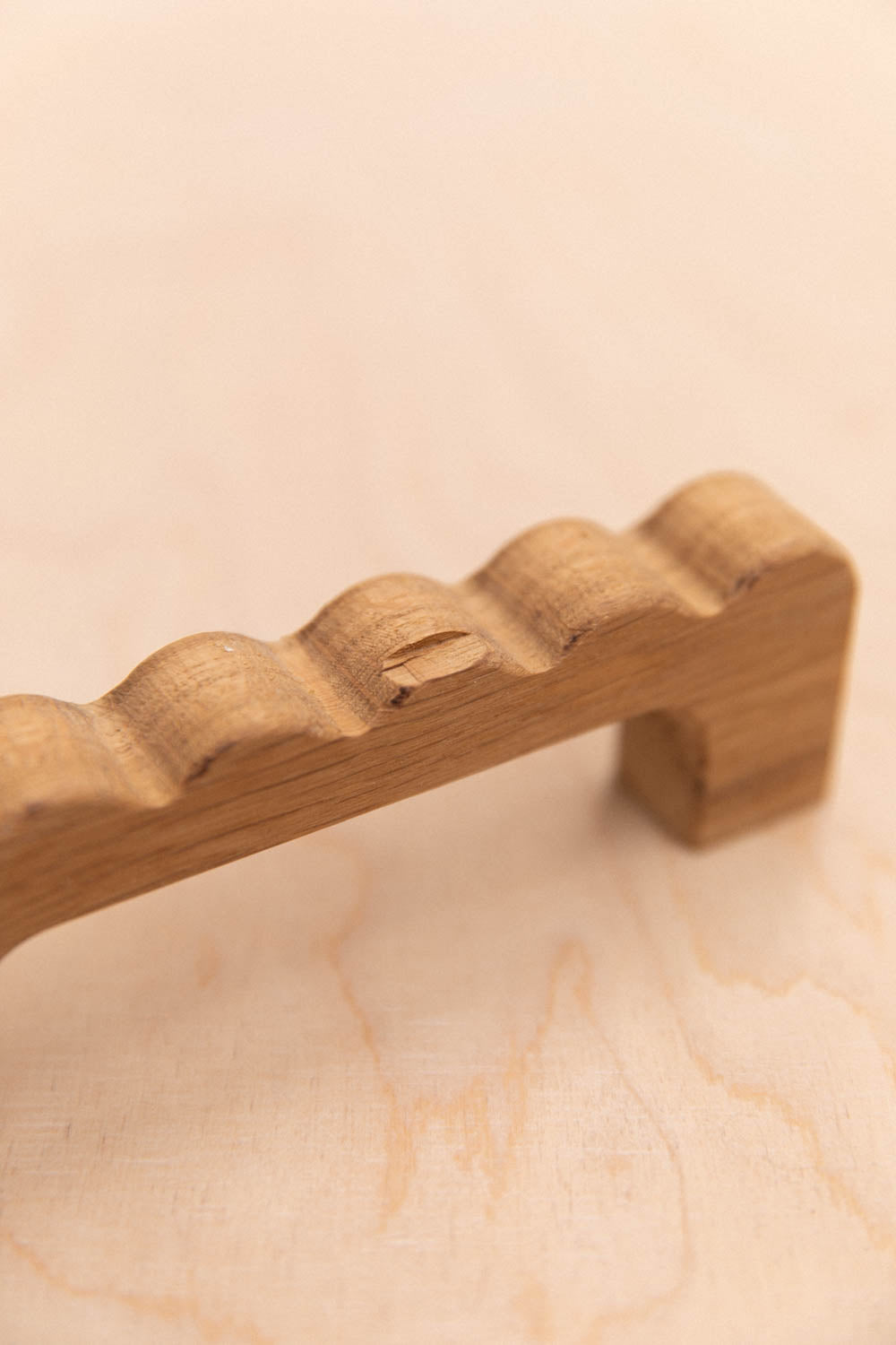 Poignée ondulée en chêne imparfaite