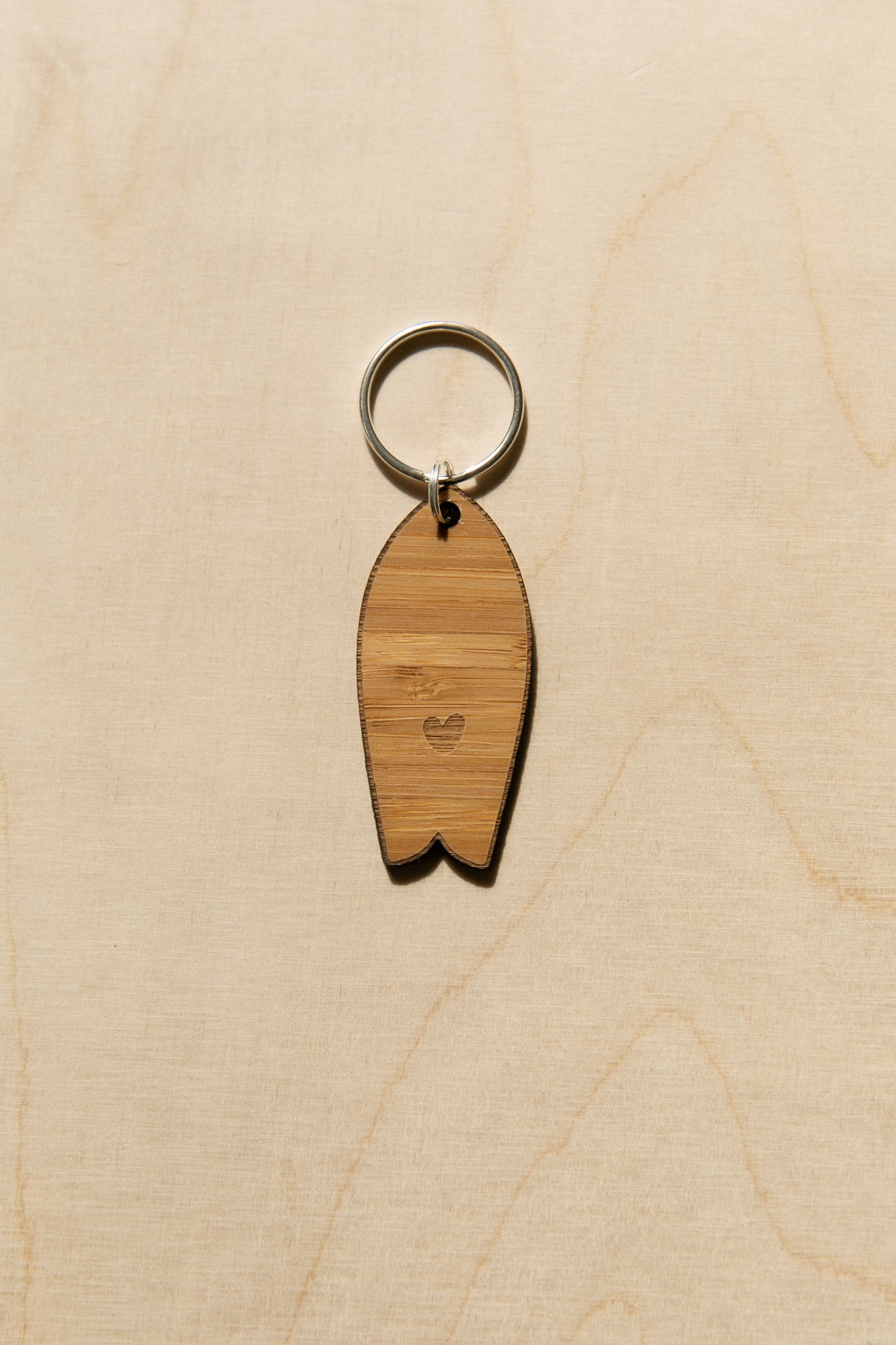 Porte-clés Surf motif coeur Bois