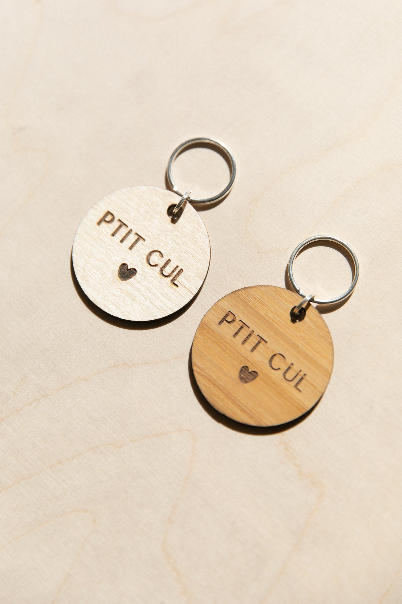 Porte-clés rond en bois P'tit cul