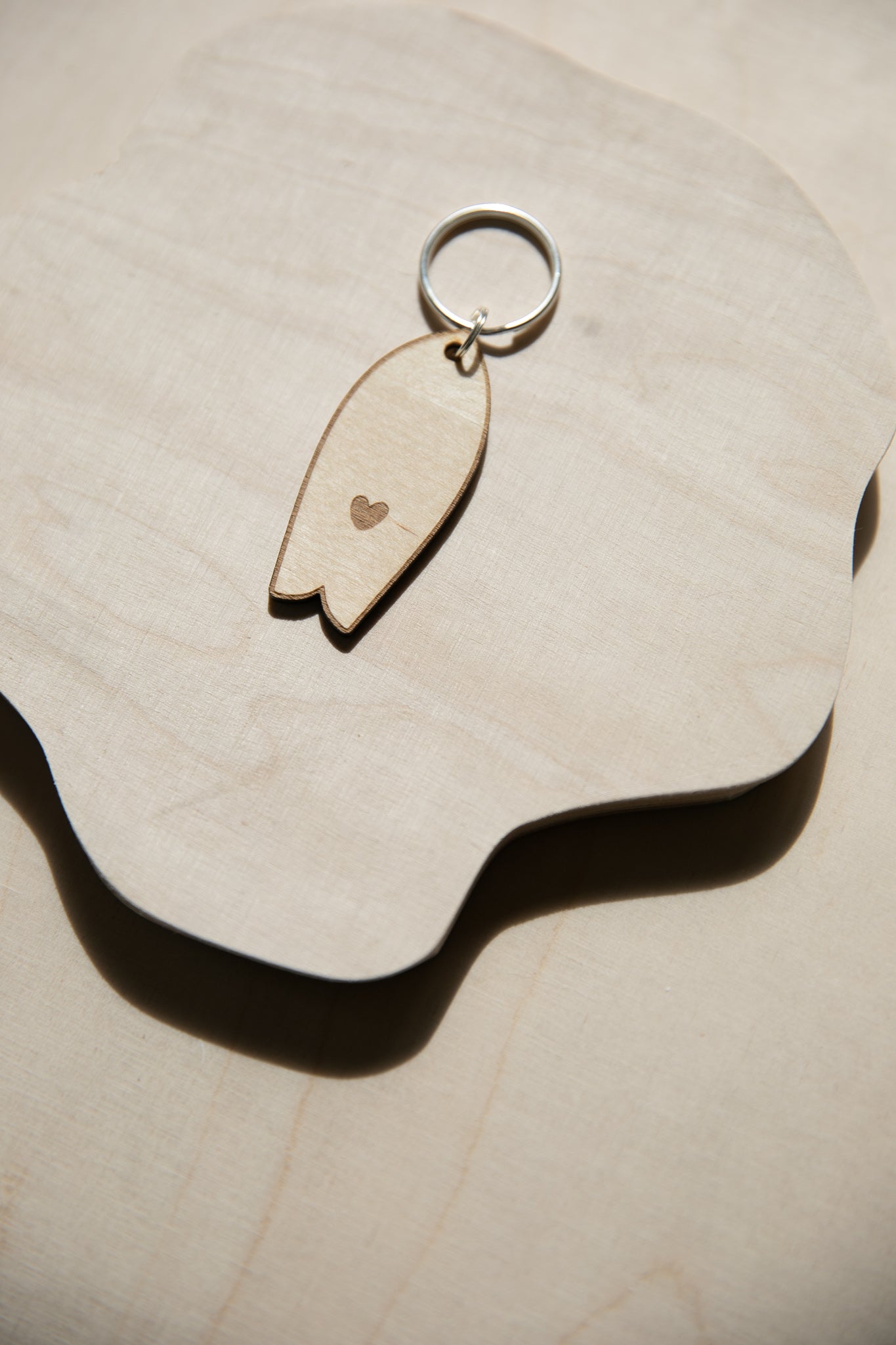 Porte-clés Surf motif coeur Bois
