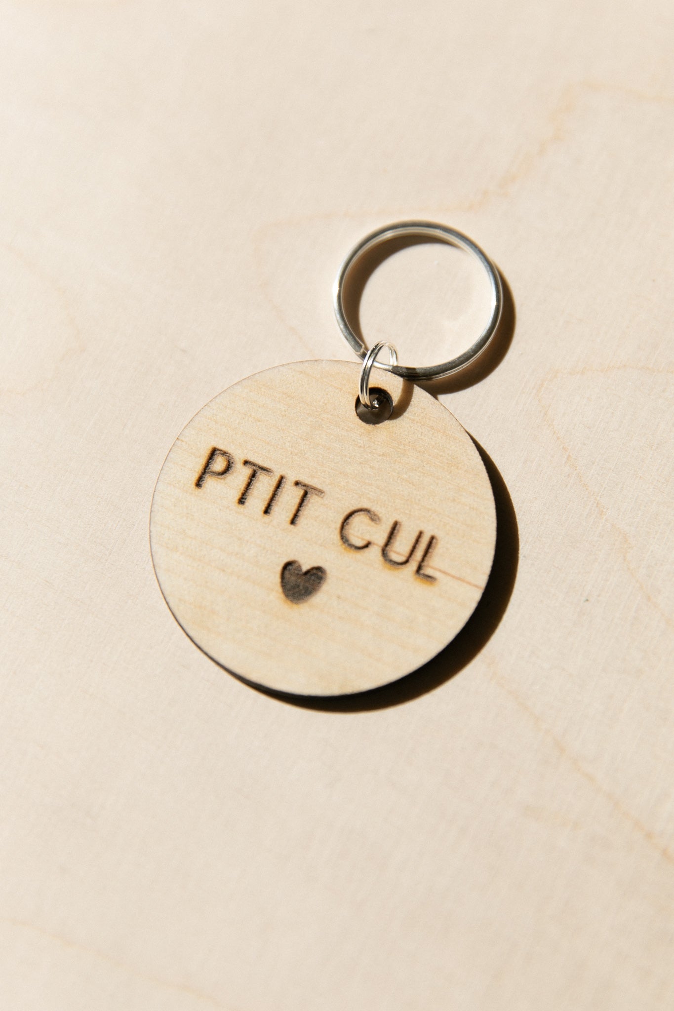 Porte-clés rond en bois P'tit cul