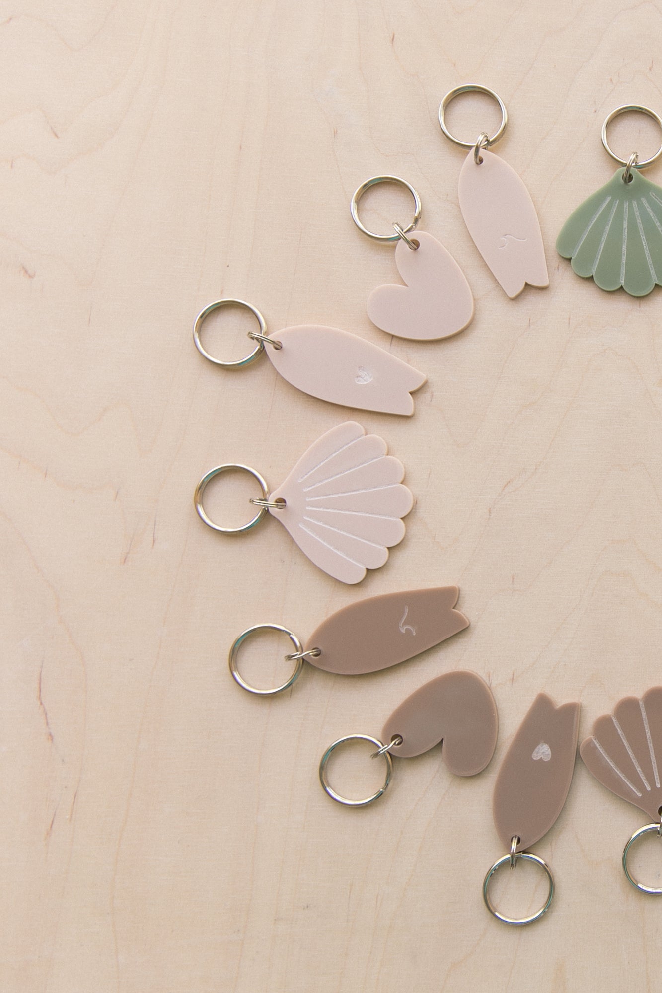 Surf keychain with wave pattern in neutral tones