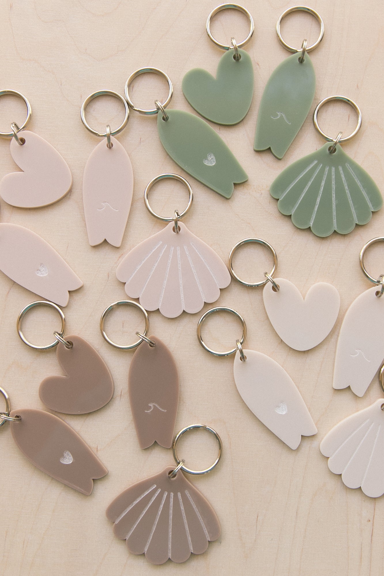 Surf keychain with heart motif in neutral tones