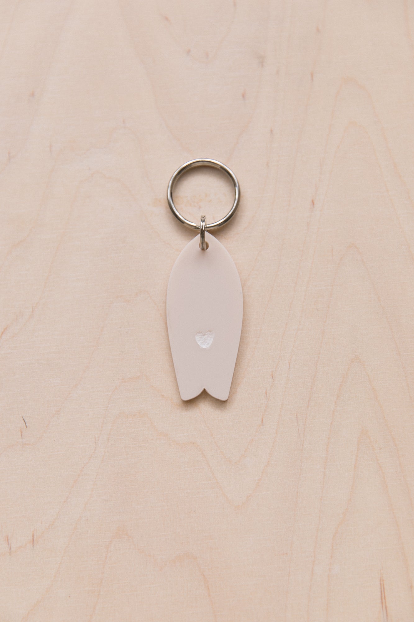 Surf keychain with heart motif in neutral tones