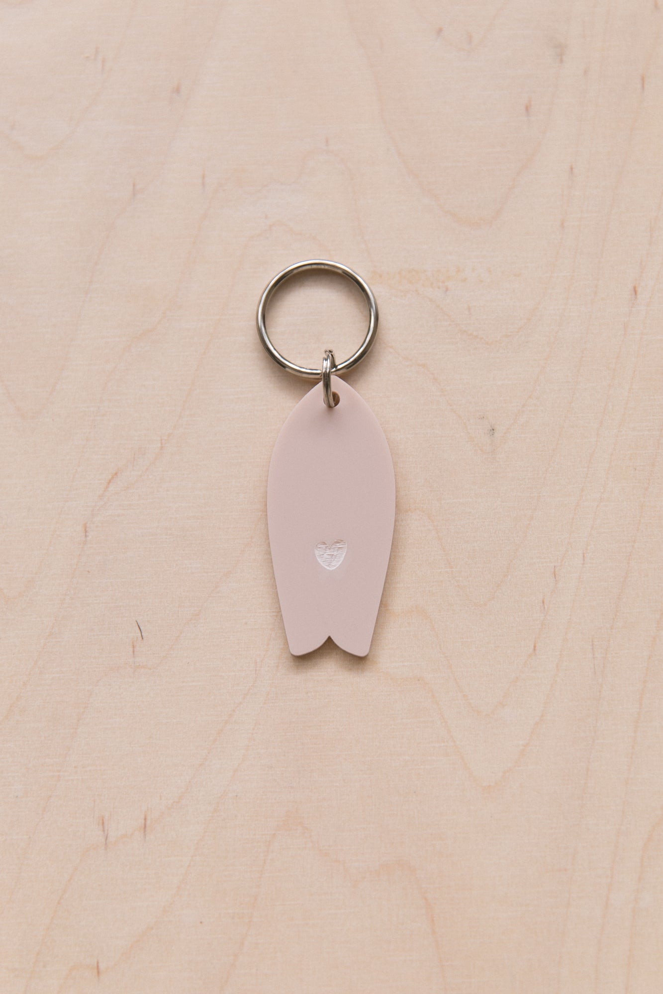 Surf keychain with heart motif in neutral tones
