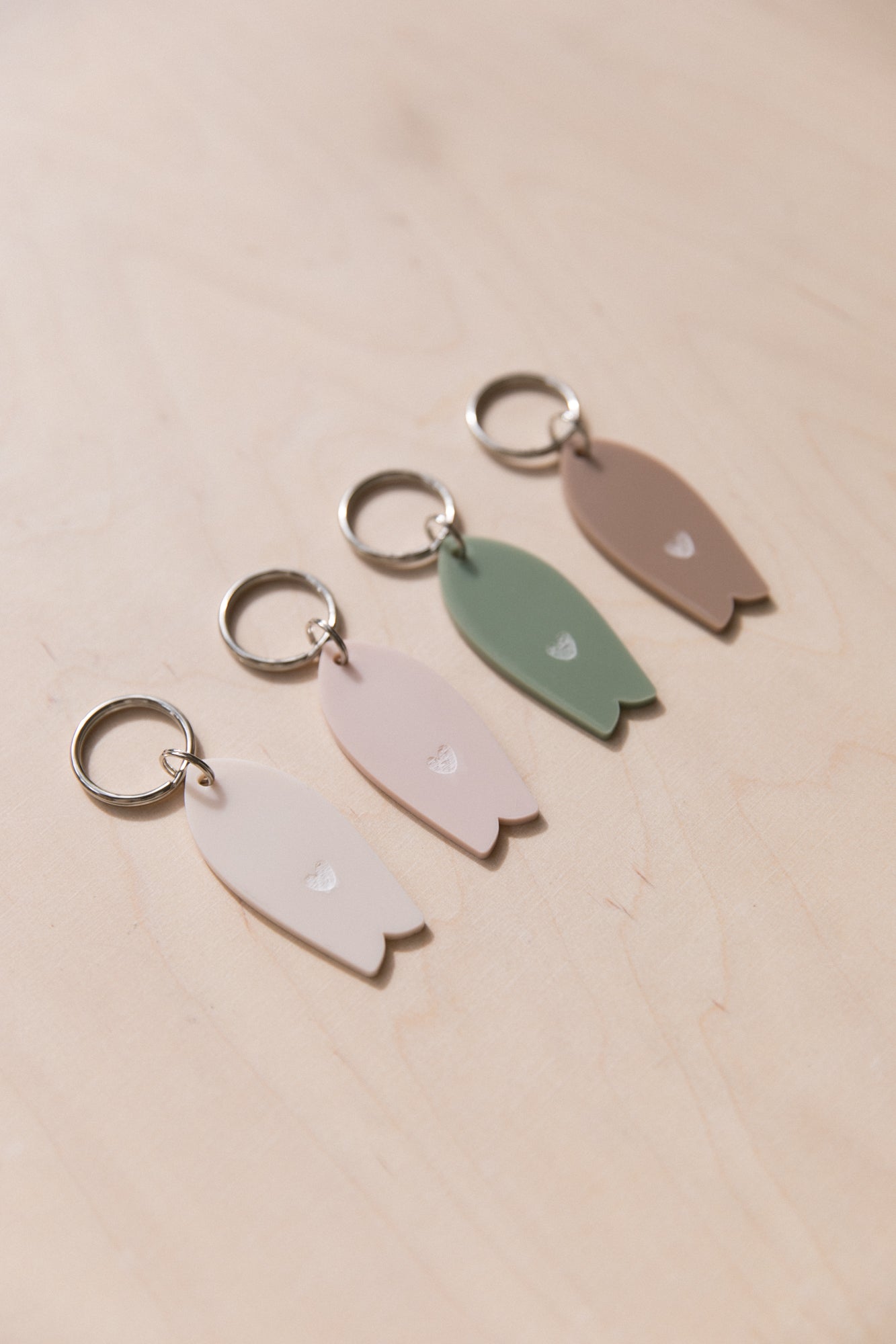 Surf keychain with heart motif in neutral tones