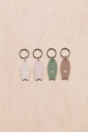 Surf keychain with heart motif in neutral tones