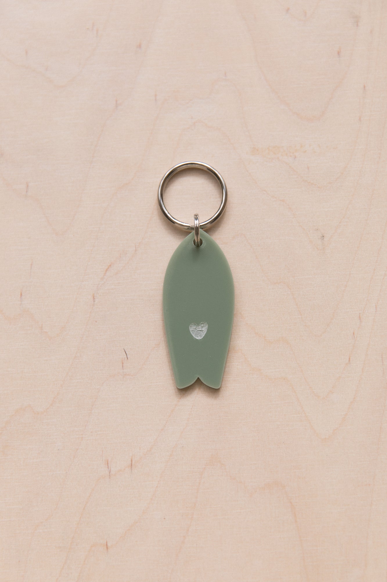 Surf keychain with heart motif in neutral tones