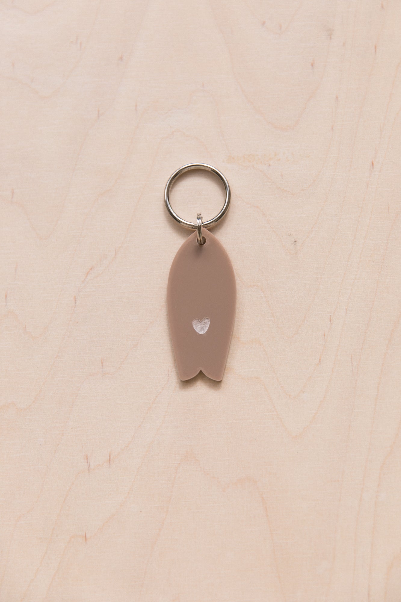 Surf keychain with heart motif in neutral tones