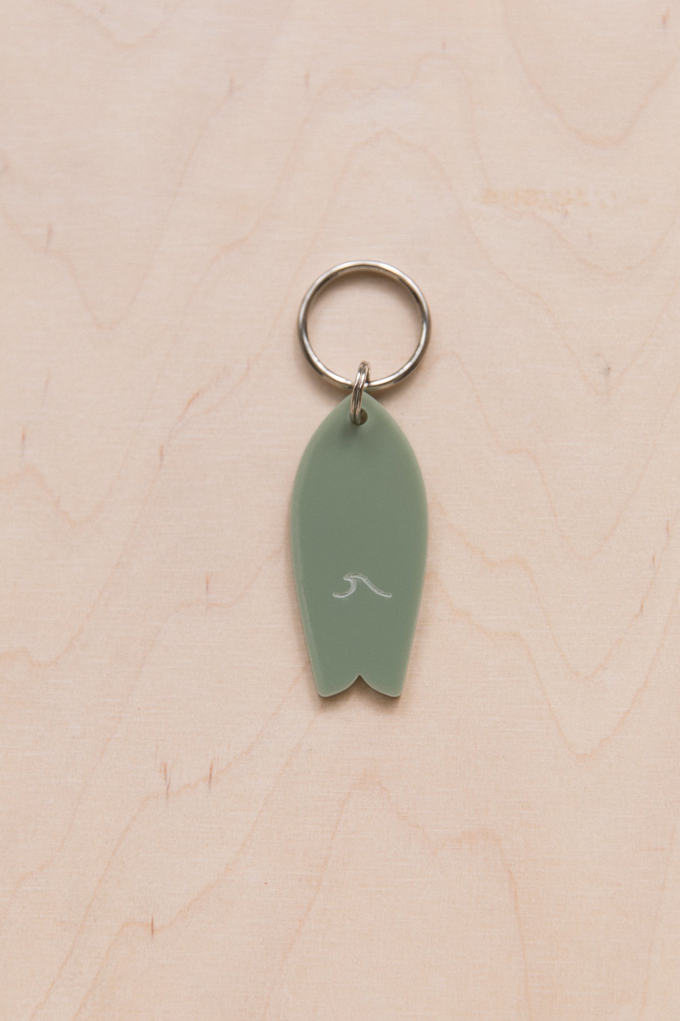 Surf keychain with wave pattern in neutral tones