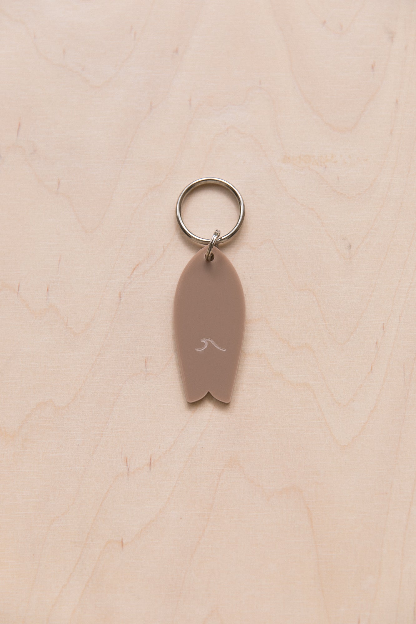 Surf keychain with wave pattern in neutral tones
