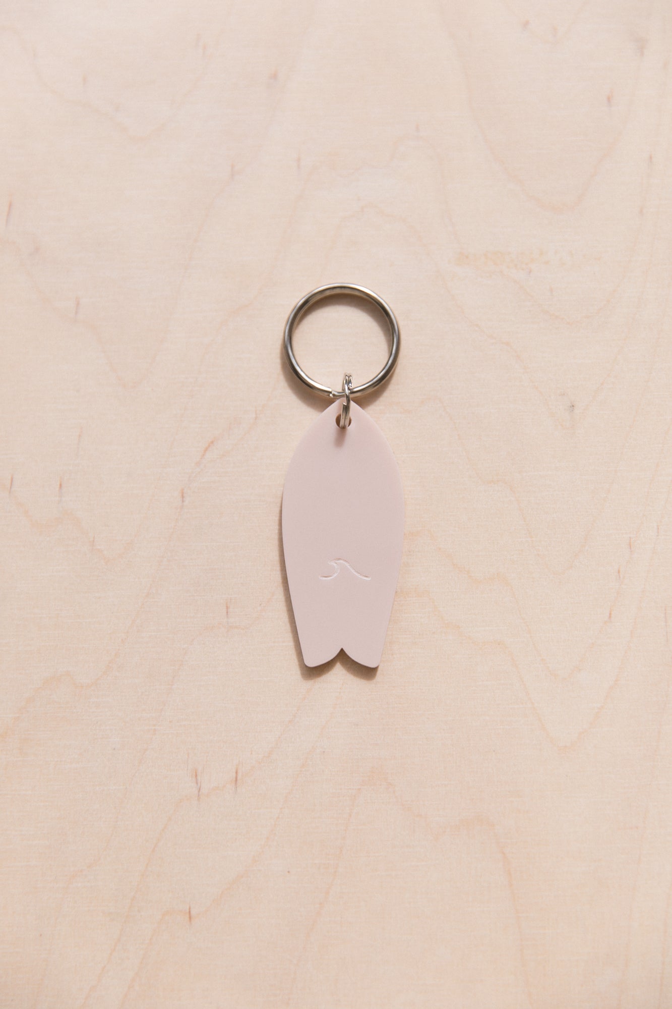Surf keychain with wave pattern in neutral tones