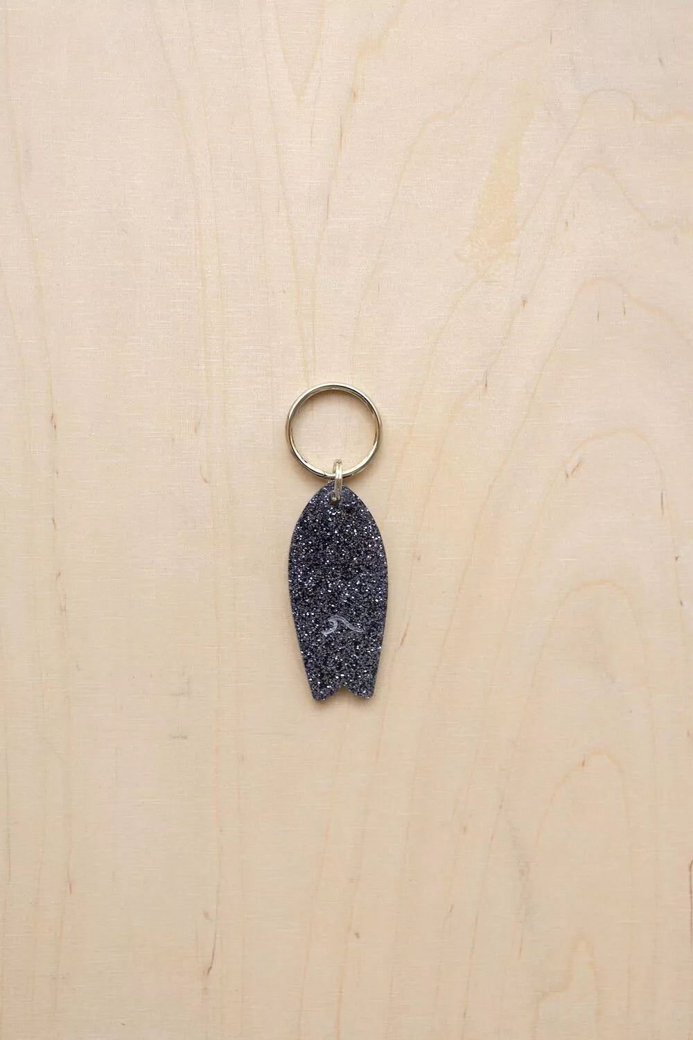 Surf keychain with wave pattern and sequins