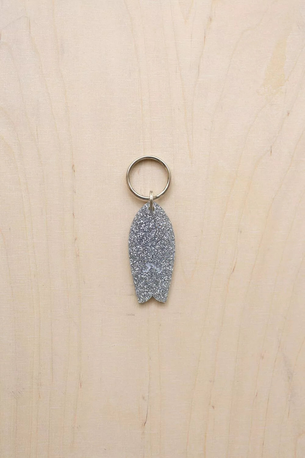Surf keychain with wave pattern and sequins