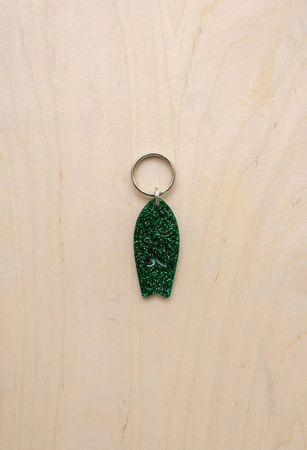 Surf keychain with wave pattern and sequins
