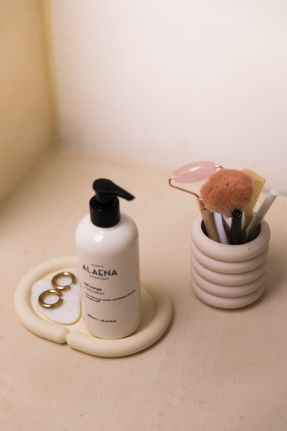 Oval shape pocket in jesmonite