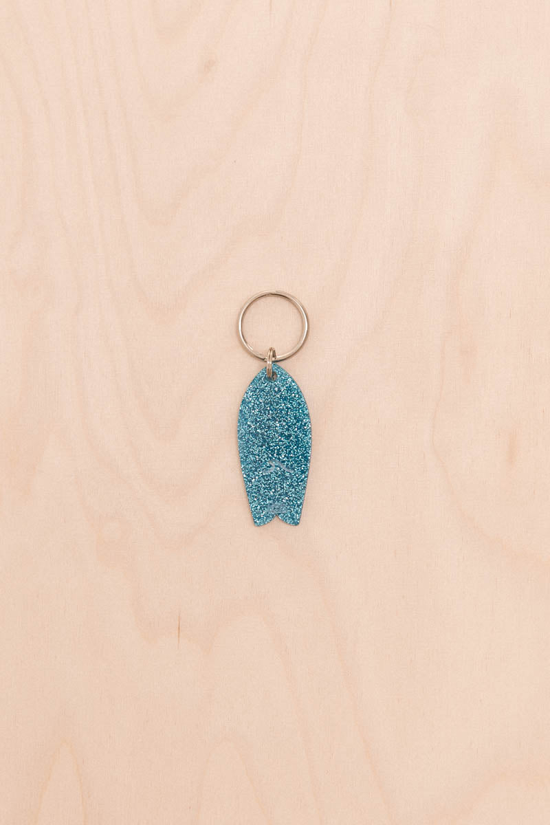 Surf keychain with wave pattern and sequins